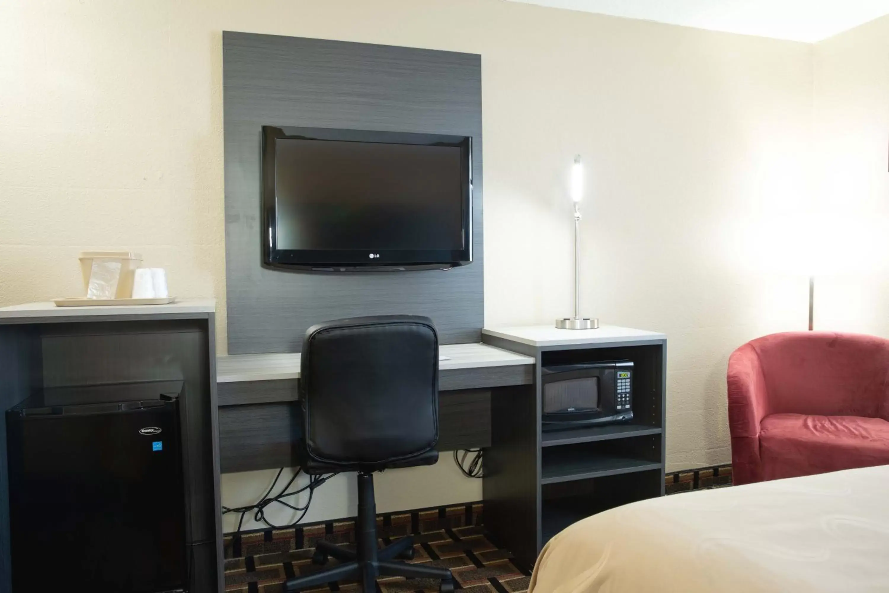 TV and multimedia, TV/Entertainment Center in Quality Inn Raynham - Taunton