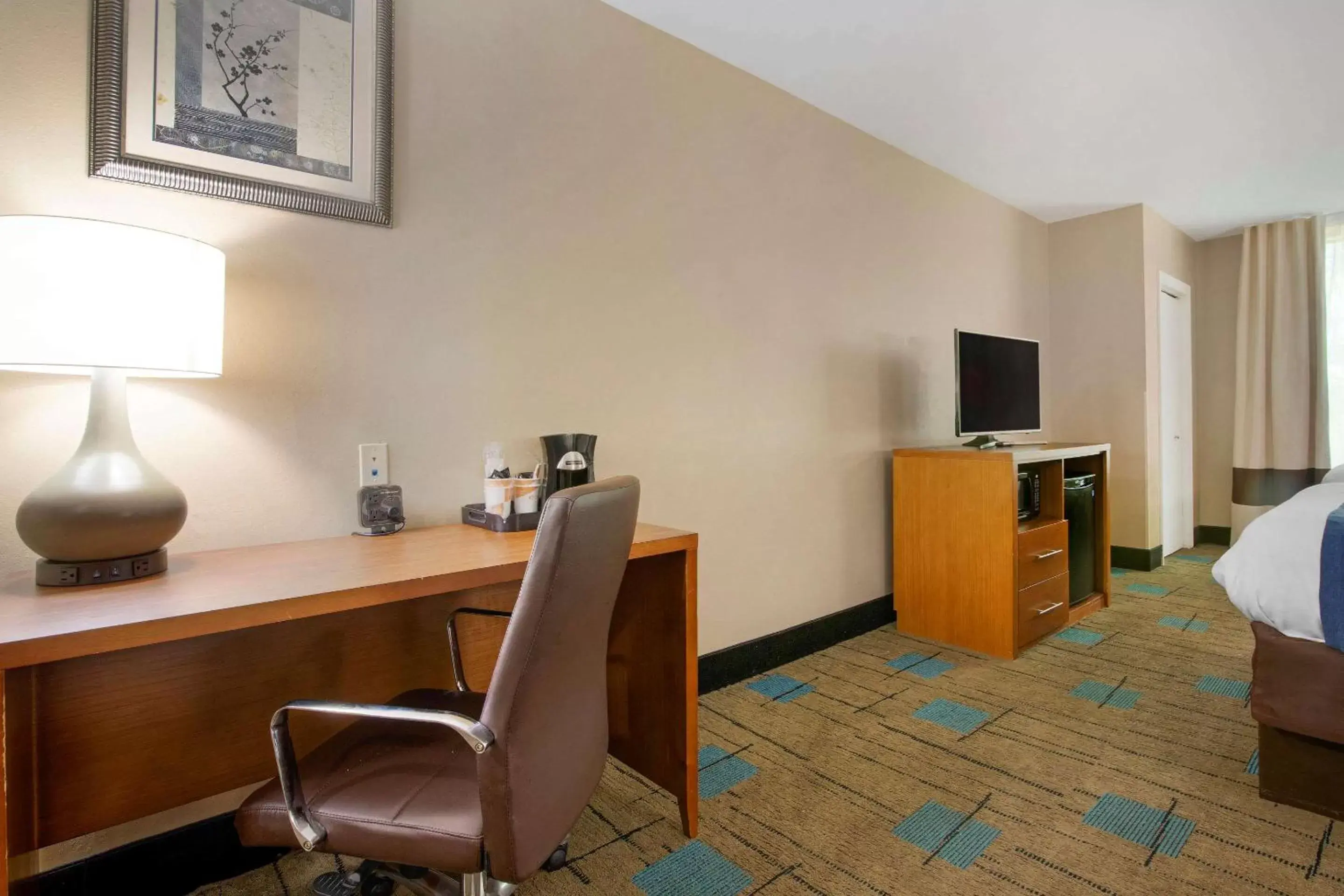 Photo of the whole room, TV/Entertainment Center in Comfort Suites near MCAS Beaufort