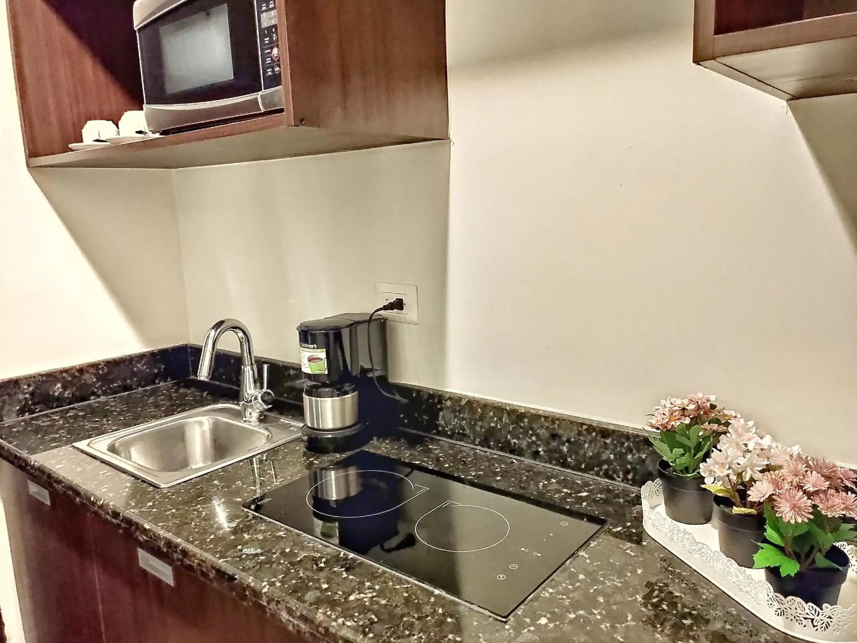 Kitchen or kitchenette, Bathroom in Weston Suites Hotel