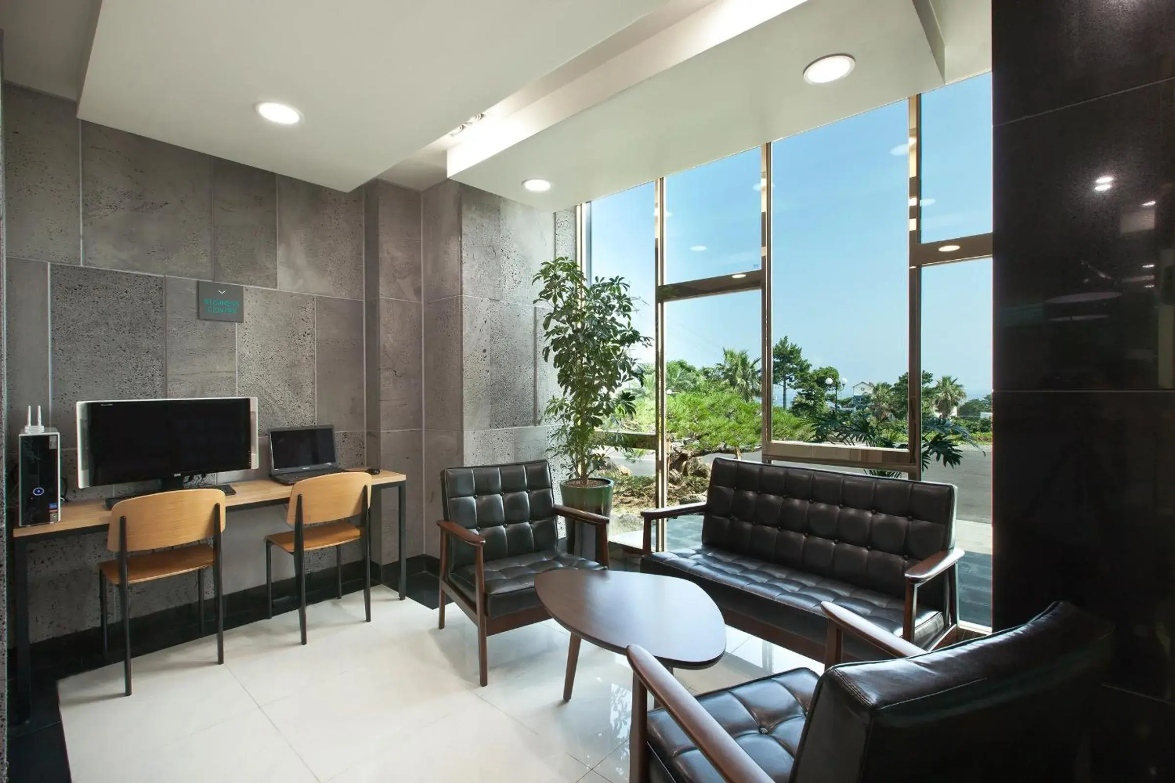 Business facilities in Familia Hotel Jeju