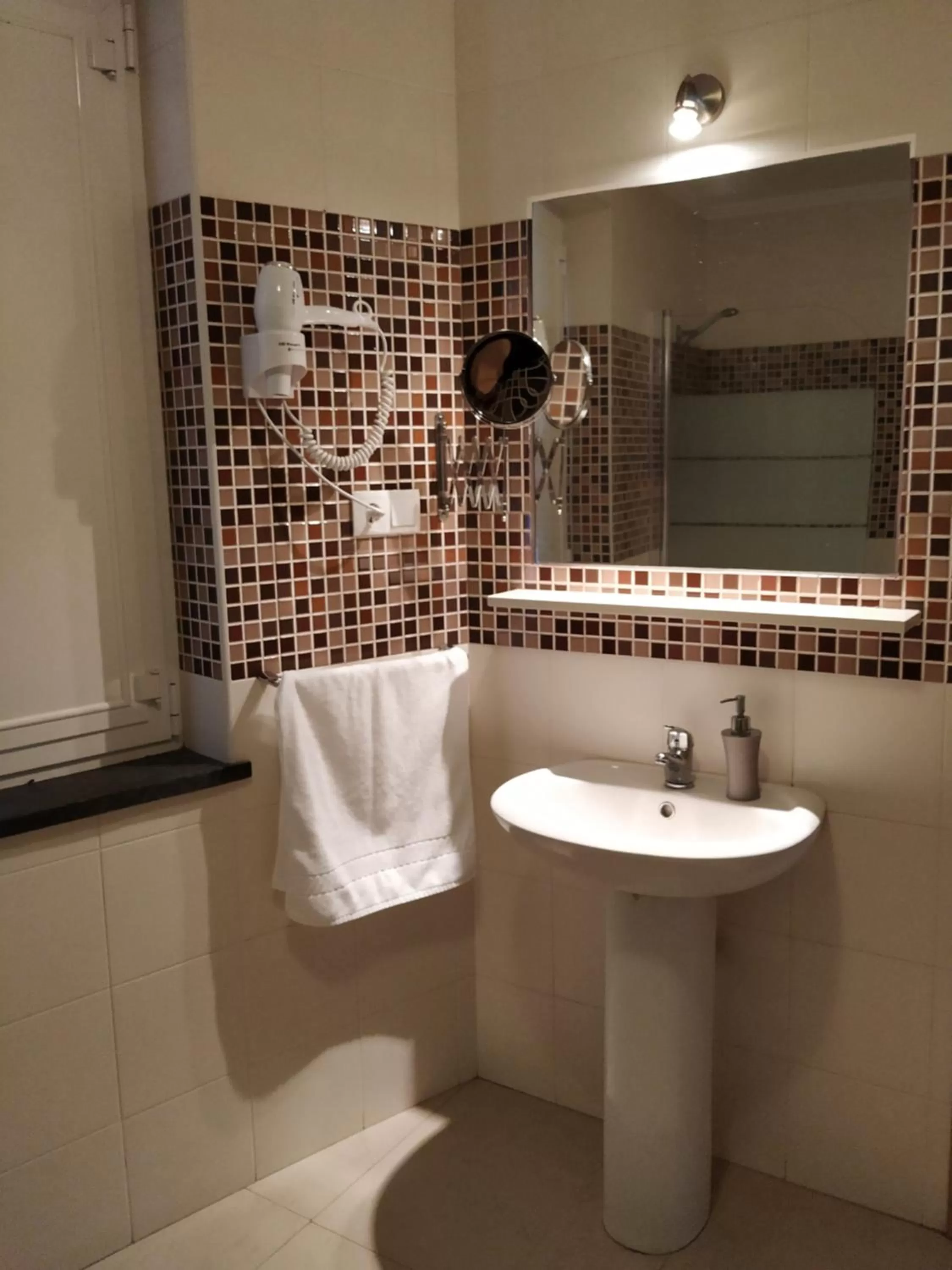 Bathroom in Costa & Isaias Apartamentos