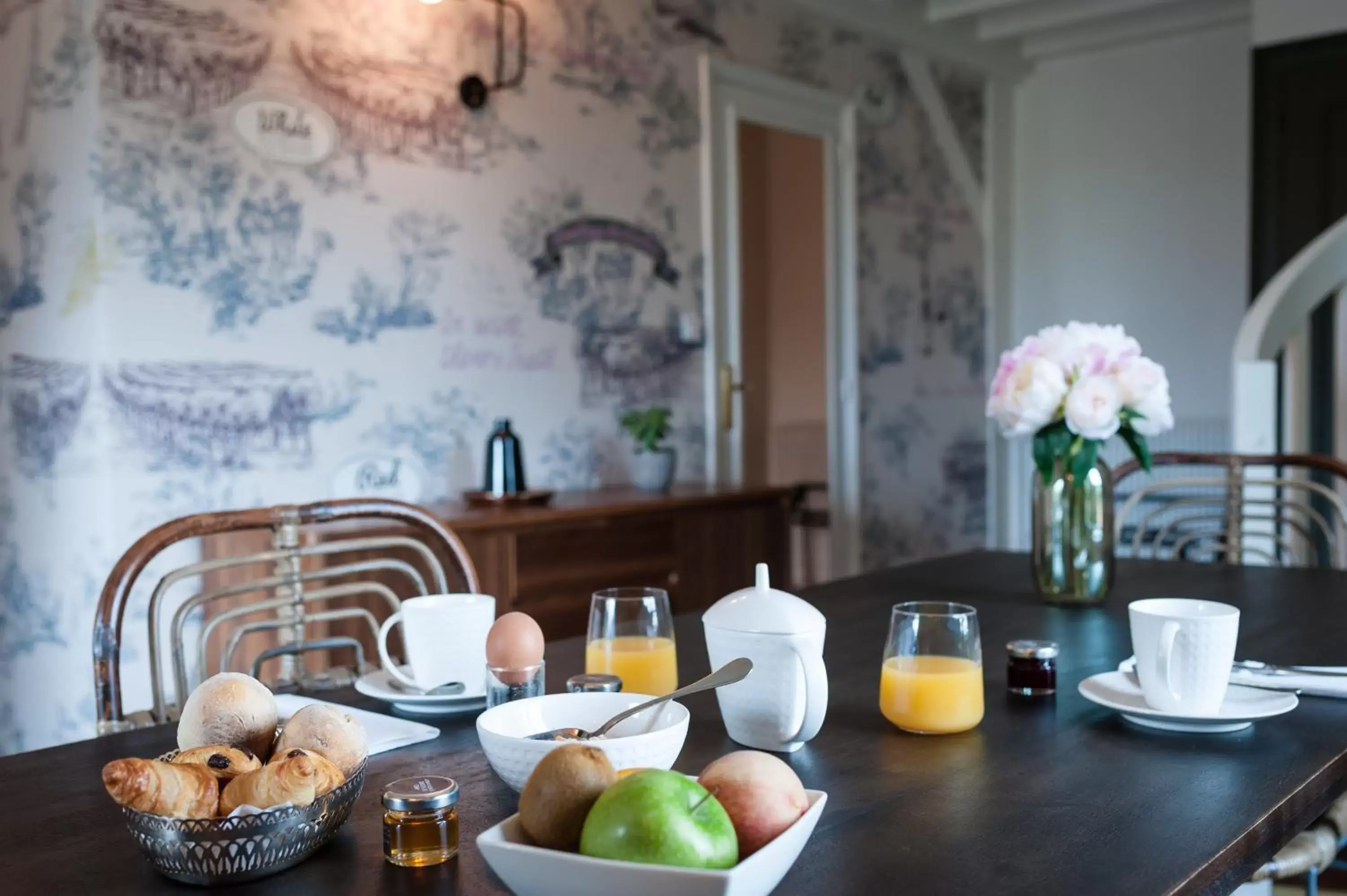 Food and drinks, Breakfast in Ermitage De Corton - Les Collectionneurs