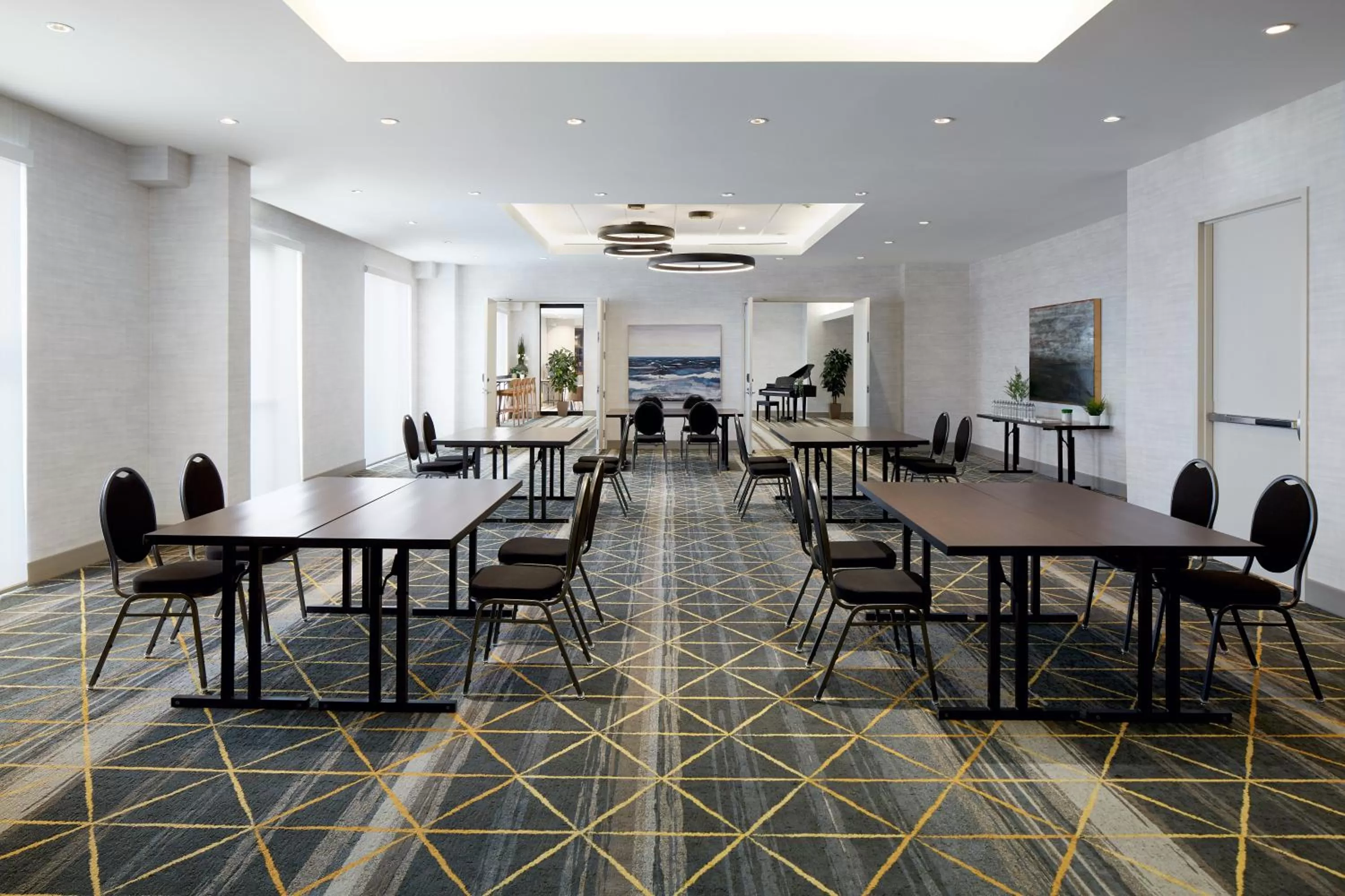 Meeting/conference room in Holiday Inn & Suites Montreal Airport by IHG