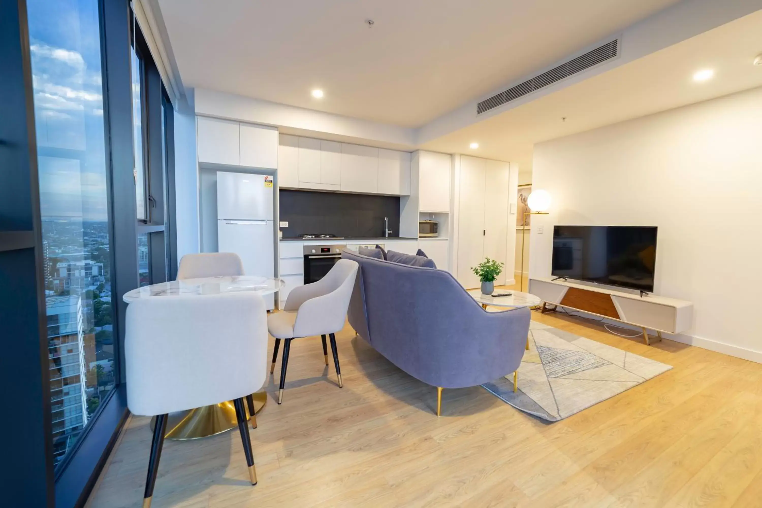 TV and multimedia, Dining Area in Brisbane One Apartments by CLLIX