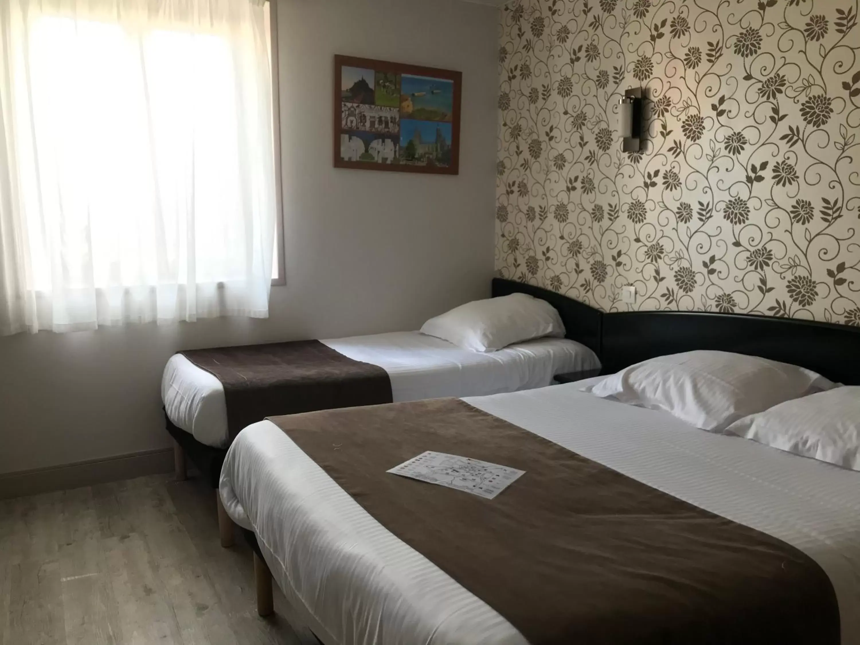 Bedroom, Bed in Hôtel Le Bayeux