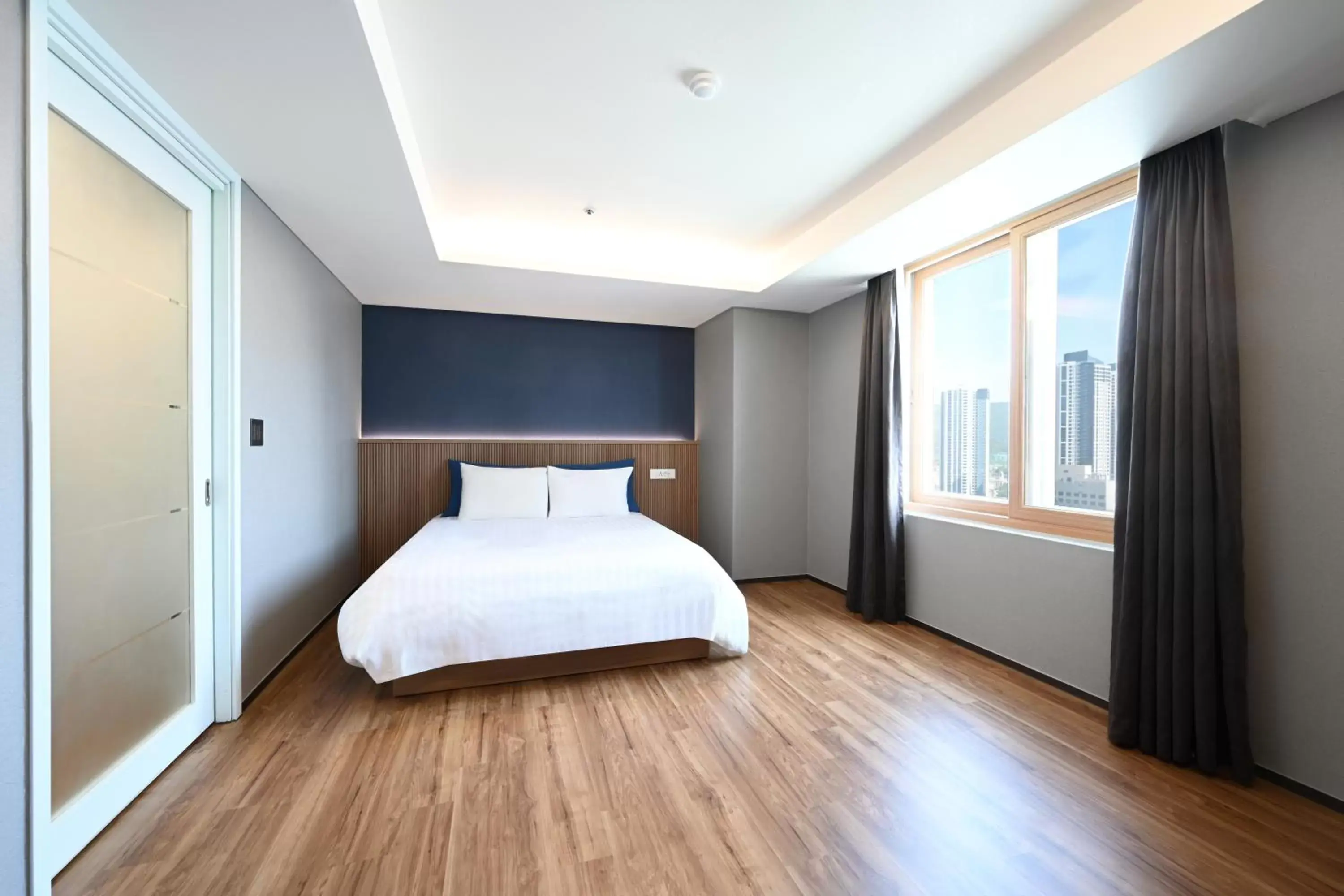 Bedroom, Bed in Kolon Seacloud Hotel