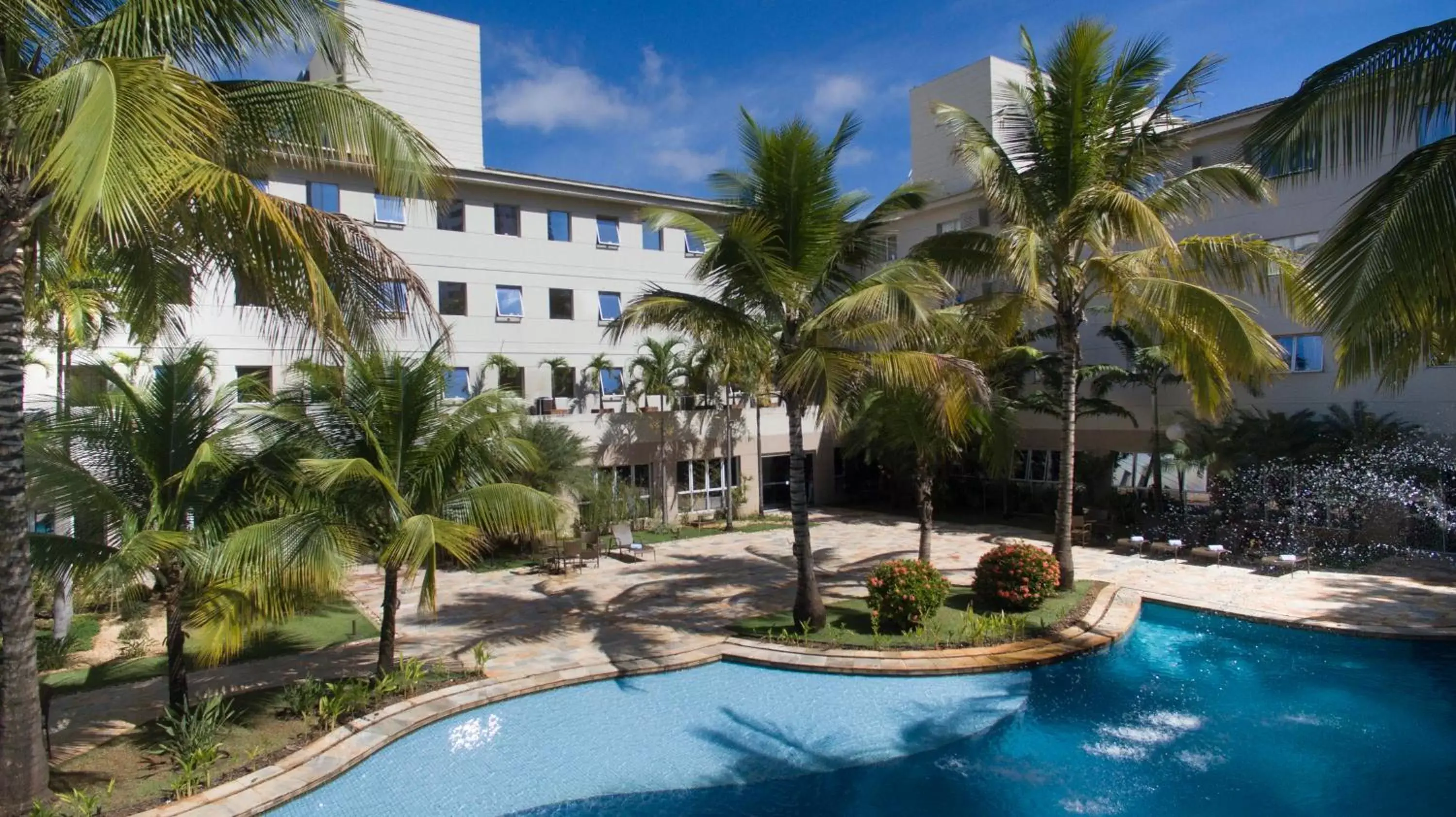 Swimming pool, Property Building in Comfort Suites Flamboyant Goiânia