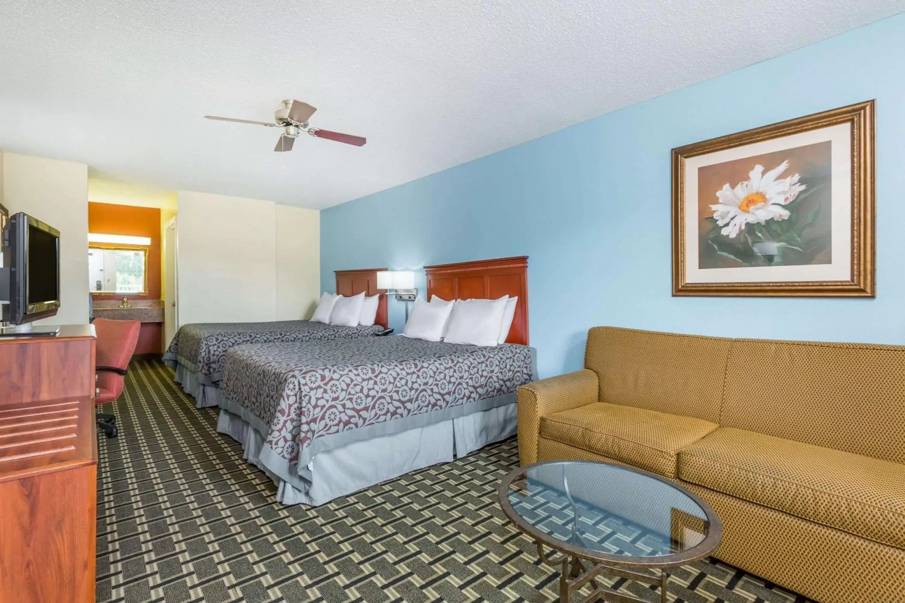 Photo of the whole room, Bed in Days Inn by Wyndham Trenton