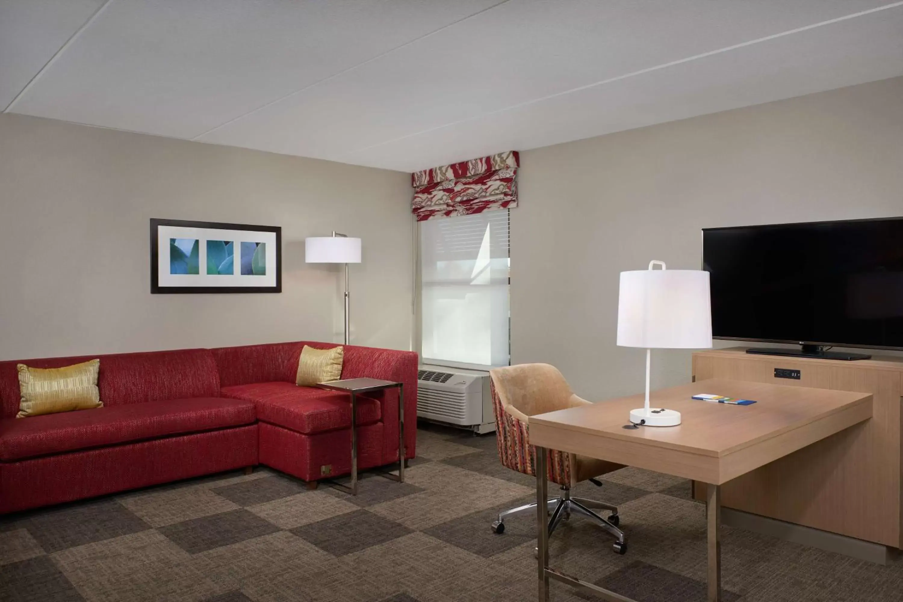 Bedroom, TV/Entertainment Center in Hampton Inn & Suites Scottsdale On Shea Blvd