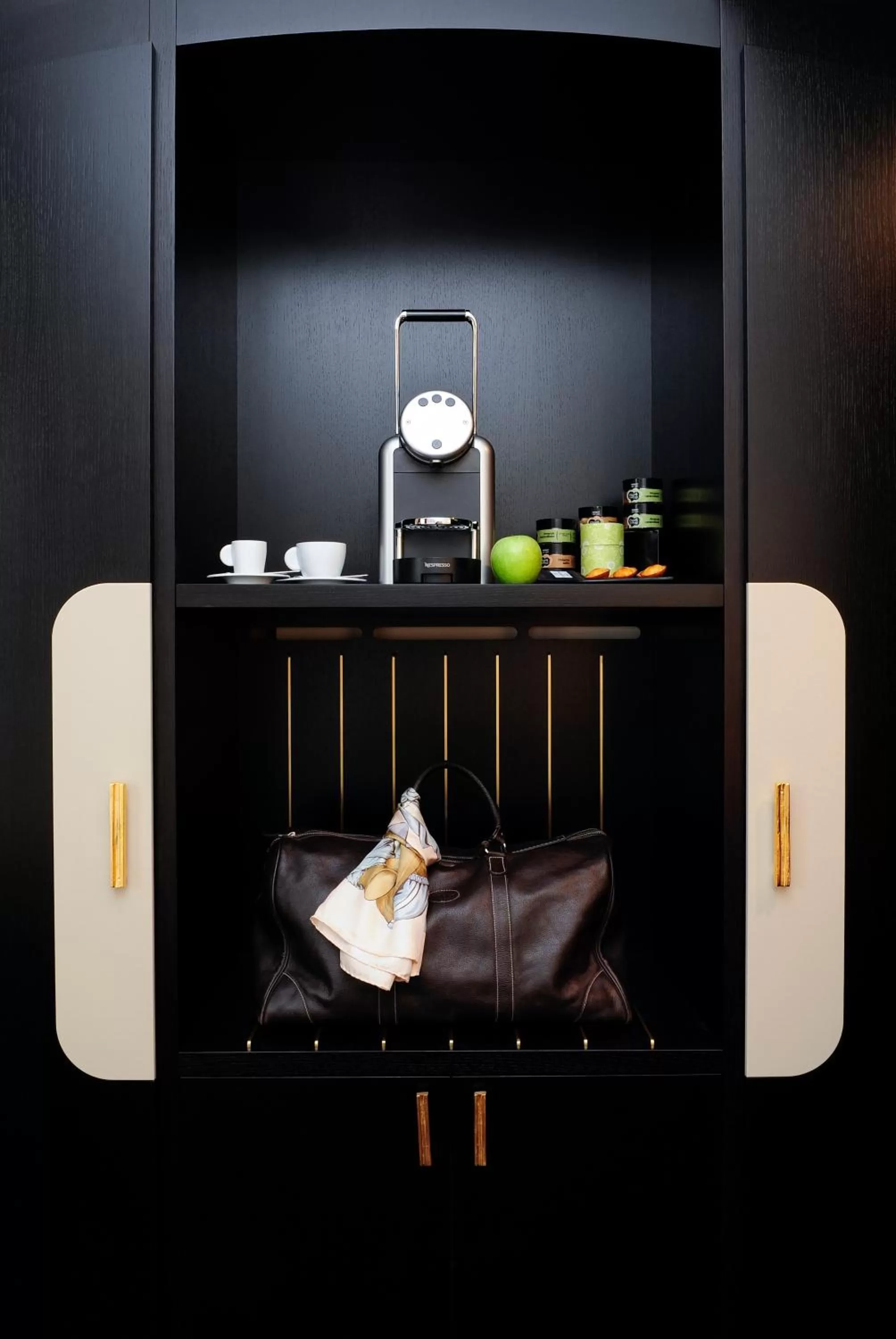 Coffee/tea facilities in Hôtel Tiffany by Fassbind