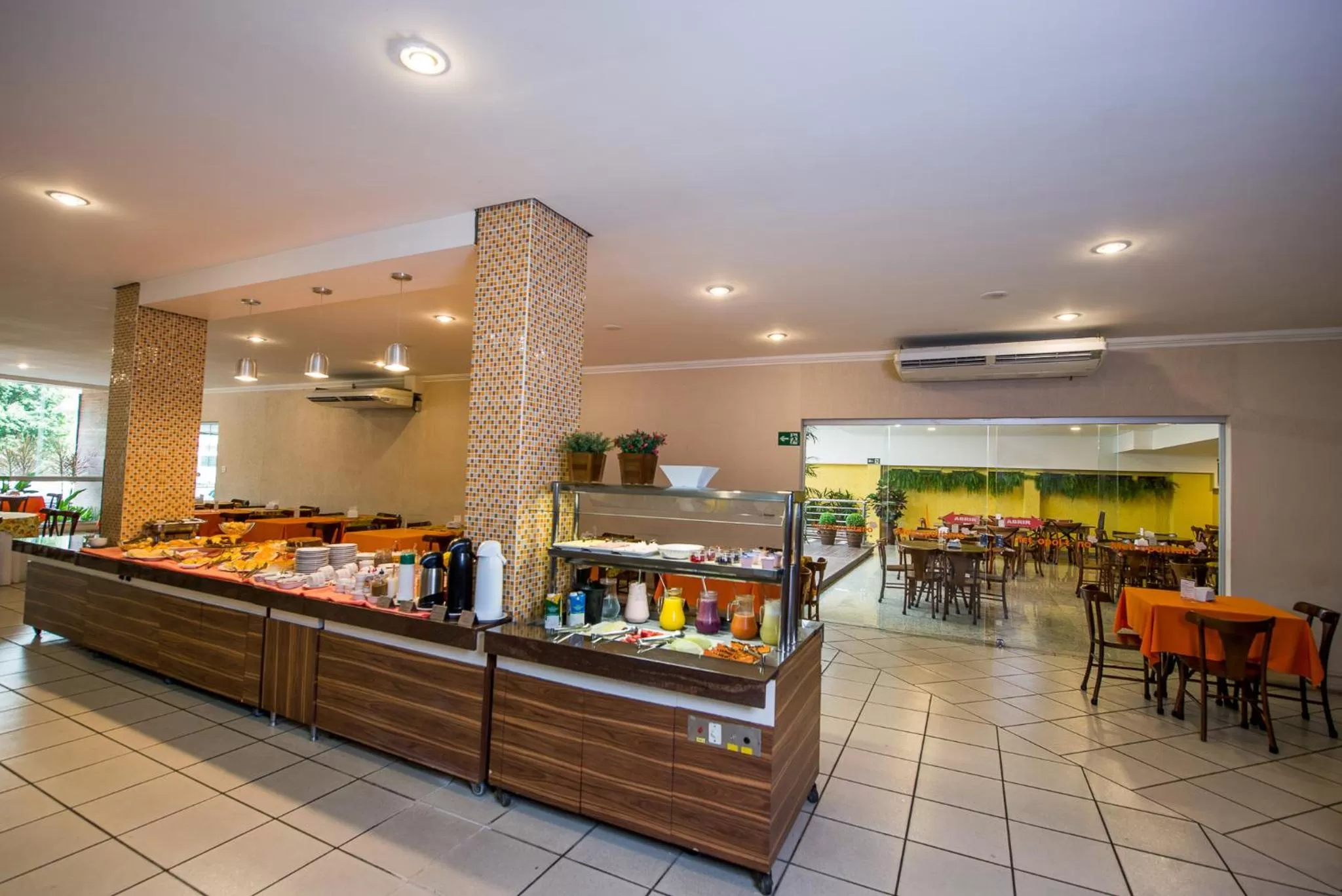 Restaurant/places to eat in Hotel Metropolitano