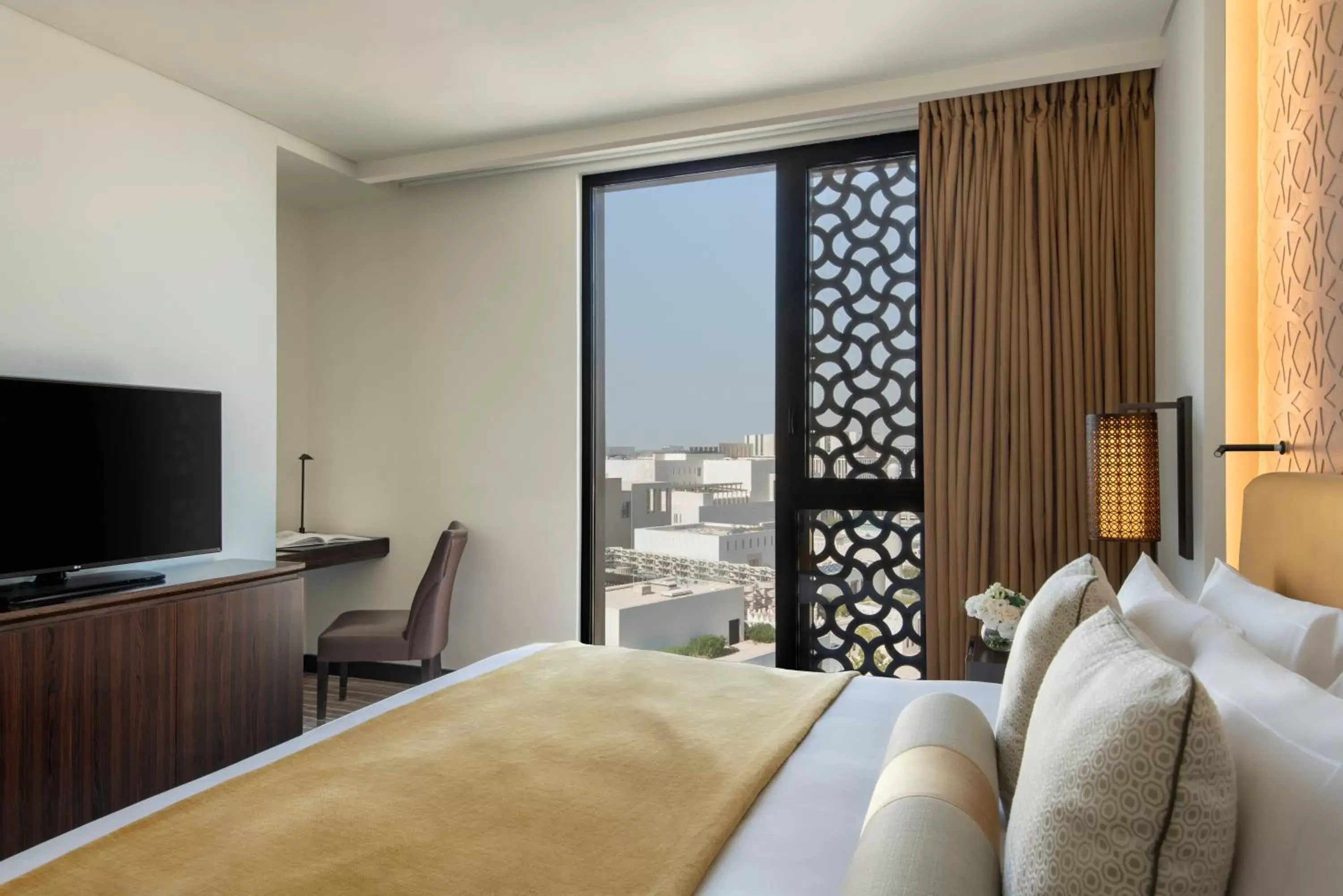 Bed, TV/Entertainment Center in Alwadi Hotel Doha - MGallery
