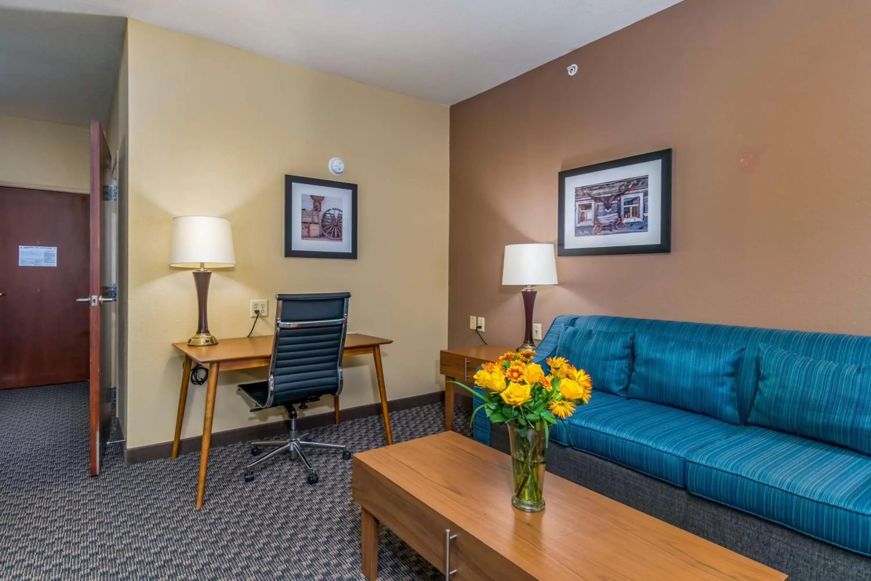 Photo of the whole room, Seating Area in Best Western Plus Shamrock Inn & Suites