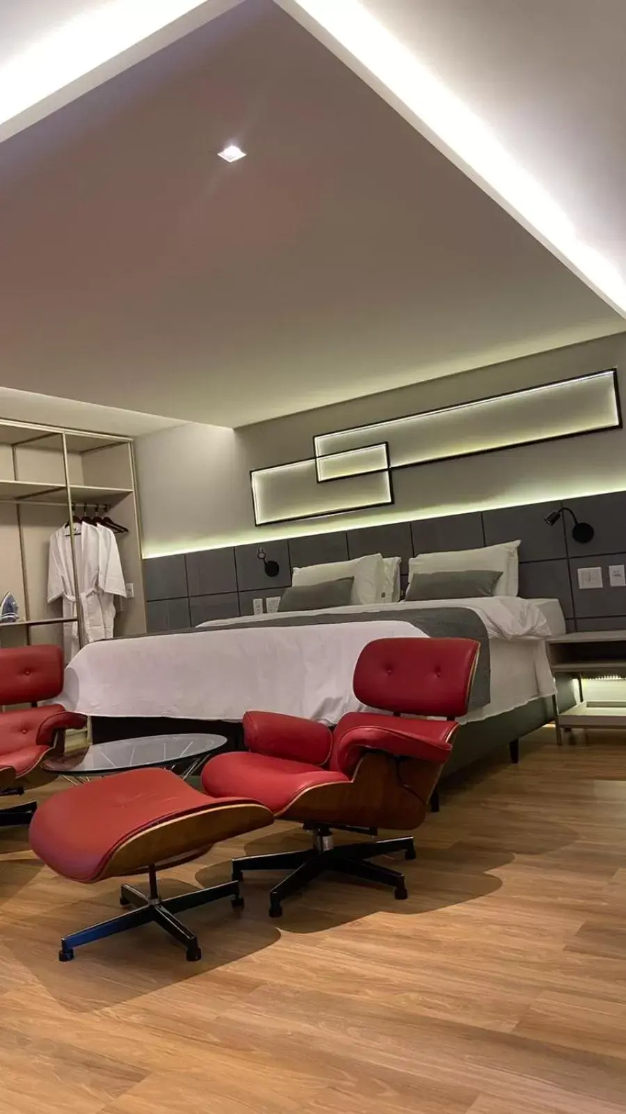 Bed, Seating Area in Ramada Hotel & Suites Lagoa Santa By Wyndham