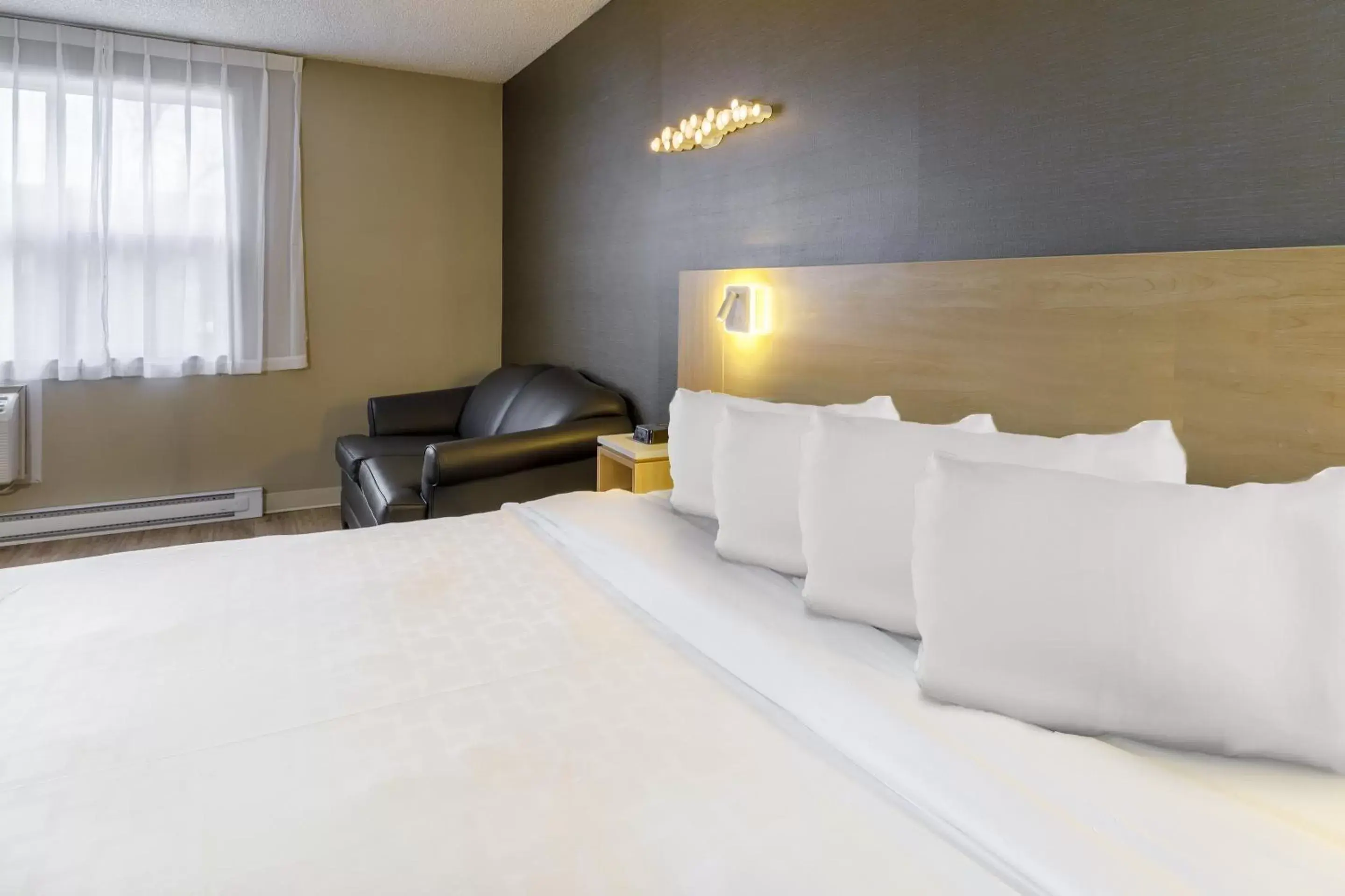 Bed in Clarion Pointe Quebec Airport Bed in Clarion Pointe Quebec Airport