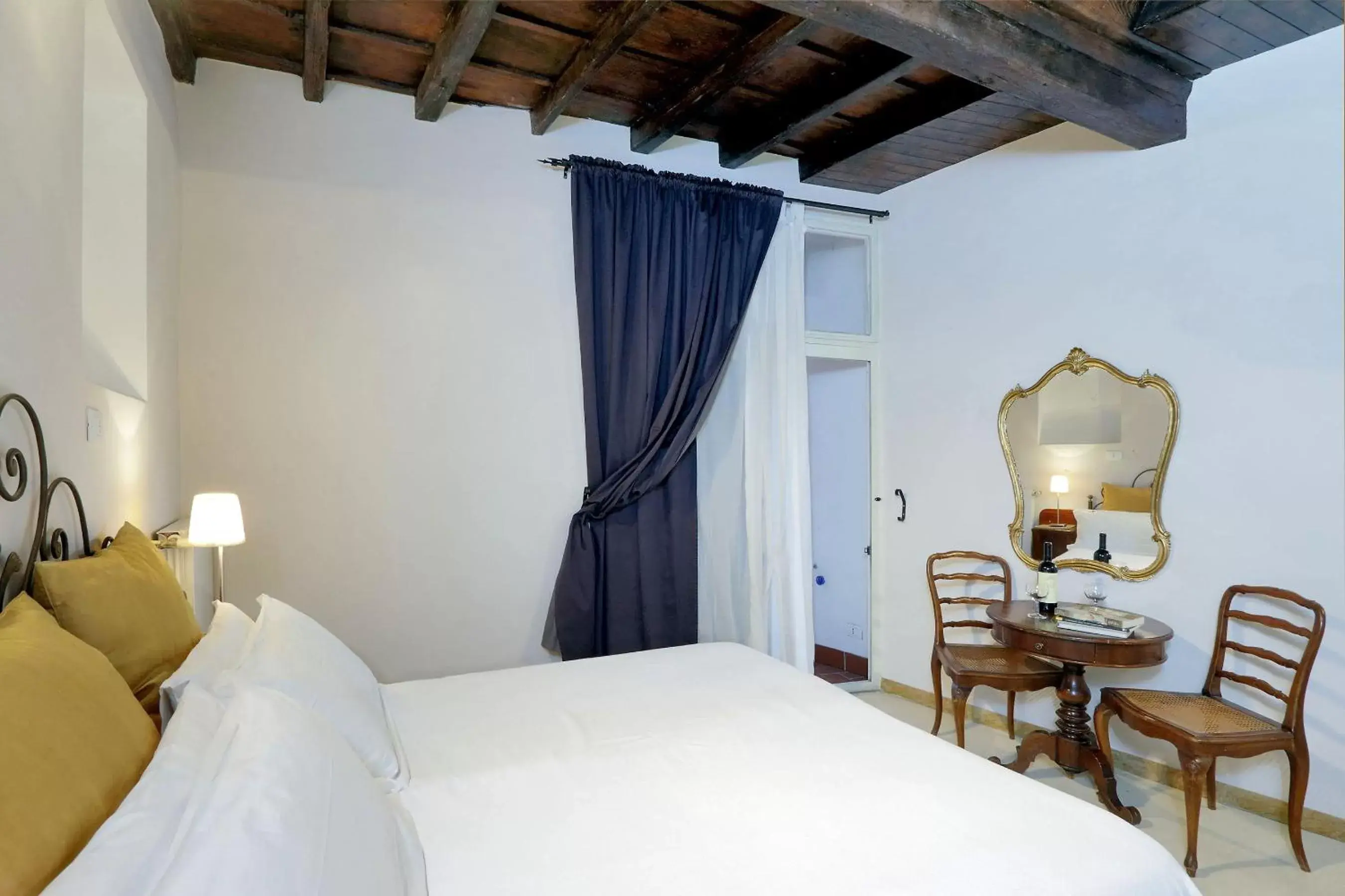 Photo of the whole room, Bed in Residenze Romanae - Sangallo Rooms