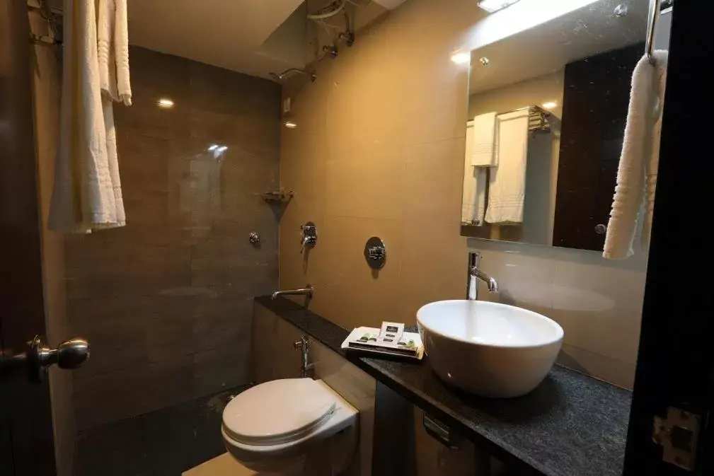 Shower, Bathroom in Grand Plaza Hotel