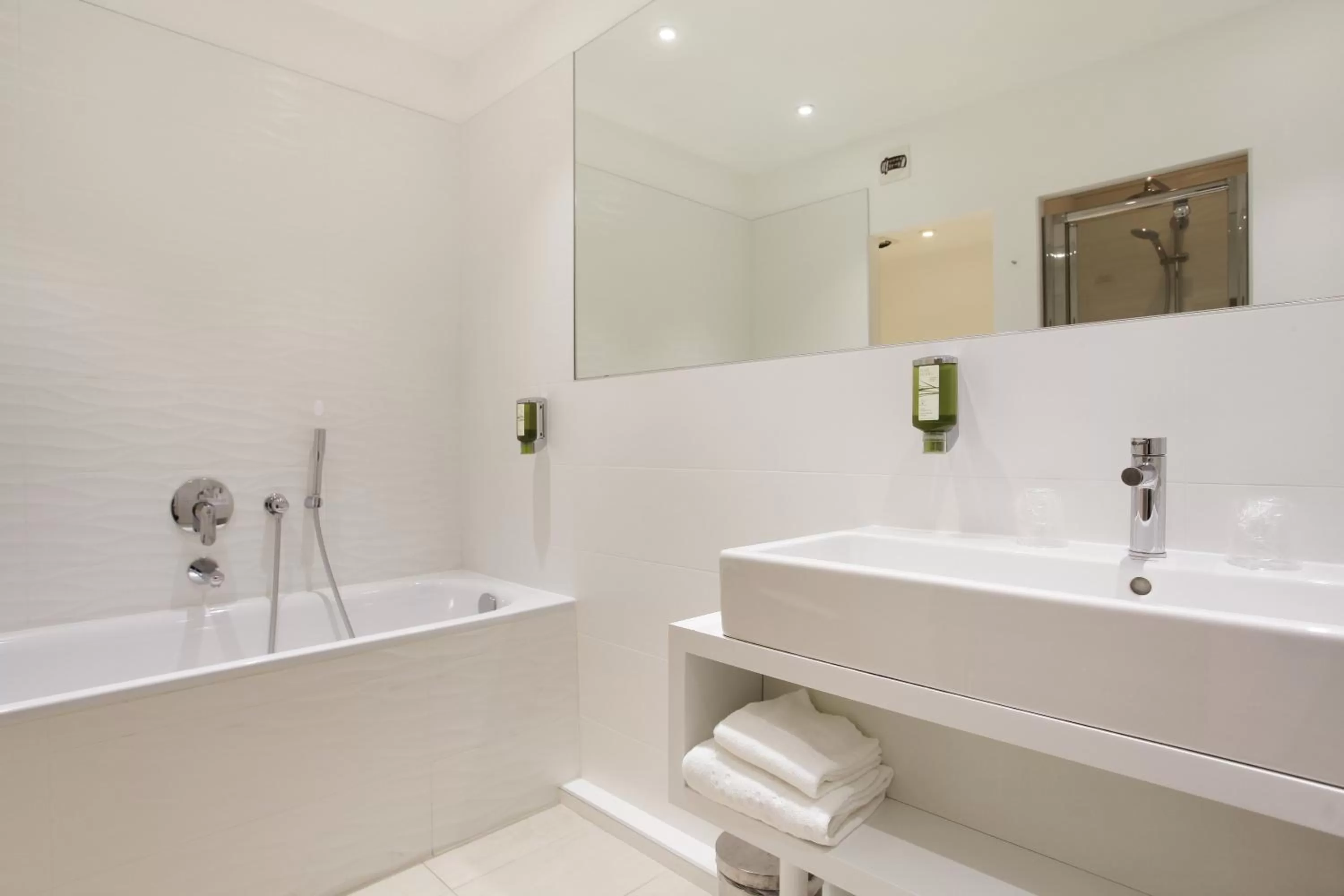 Bathroom in Hôtel Rotonde Aix-en-Provence centre