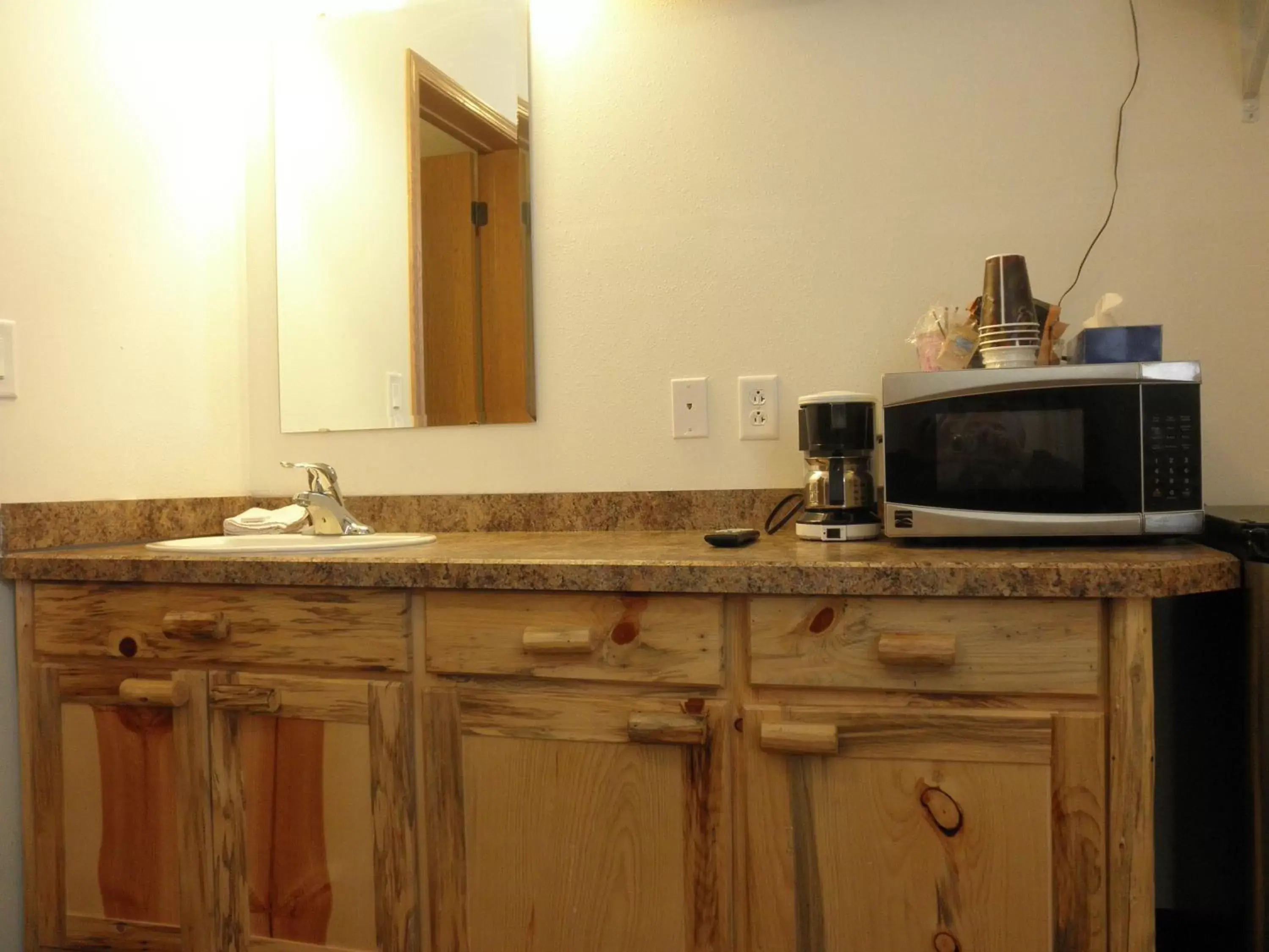 Bathroom, Kitchen/Kitchenette in Bear's Den Lodge