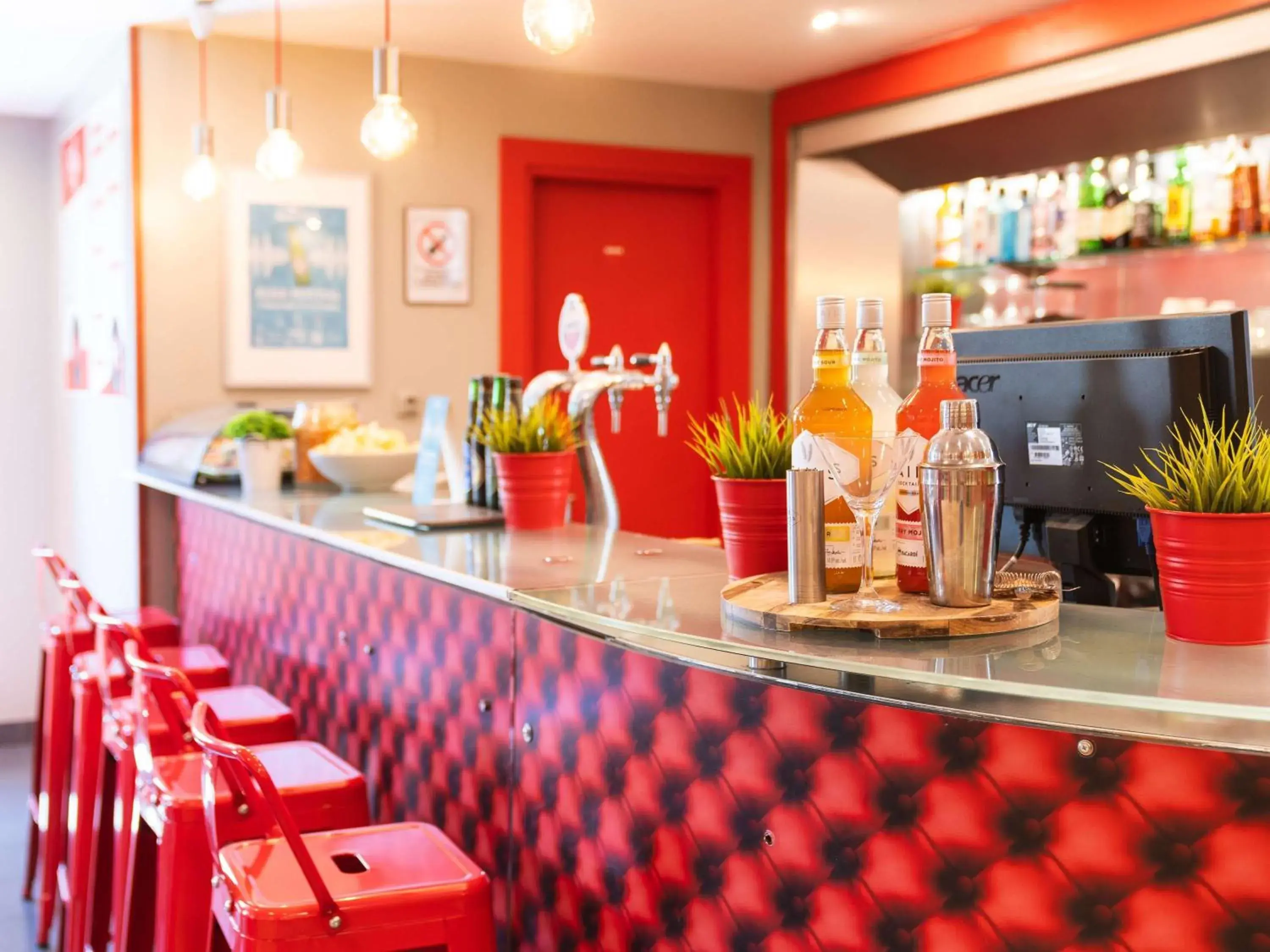 Lounge or bar, Restaurant/Places to Eat in Ibis Madrid Alcorcon Tresaguas