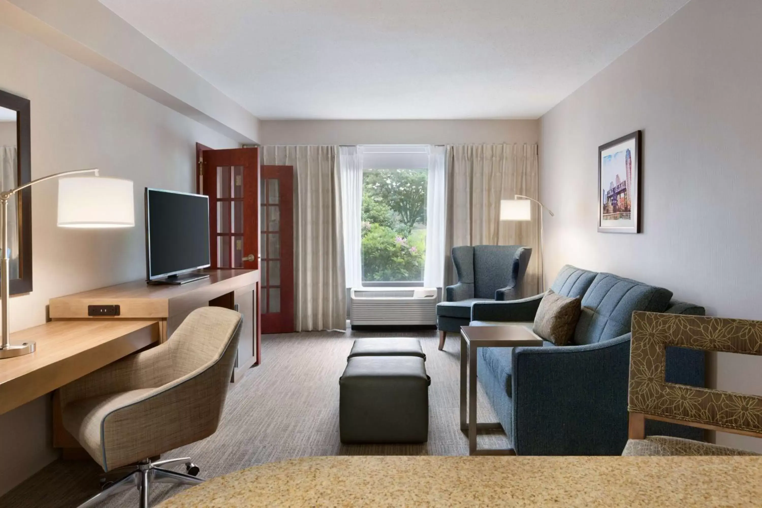 Bedroom, Seating Area in Hampton Inn Long Island-Brookhaven