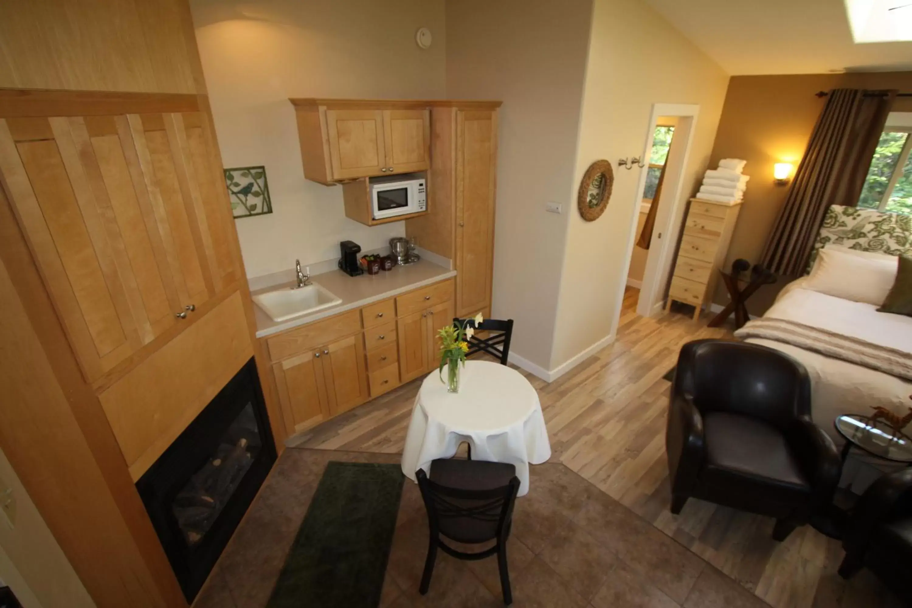 Photo of the whole room, Kitchen/Kitchenette in The Inn at Shasta Lake