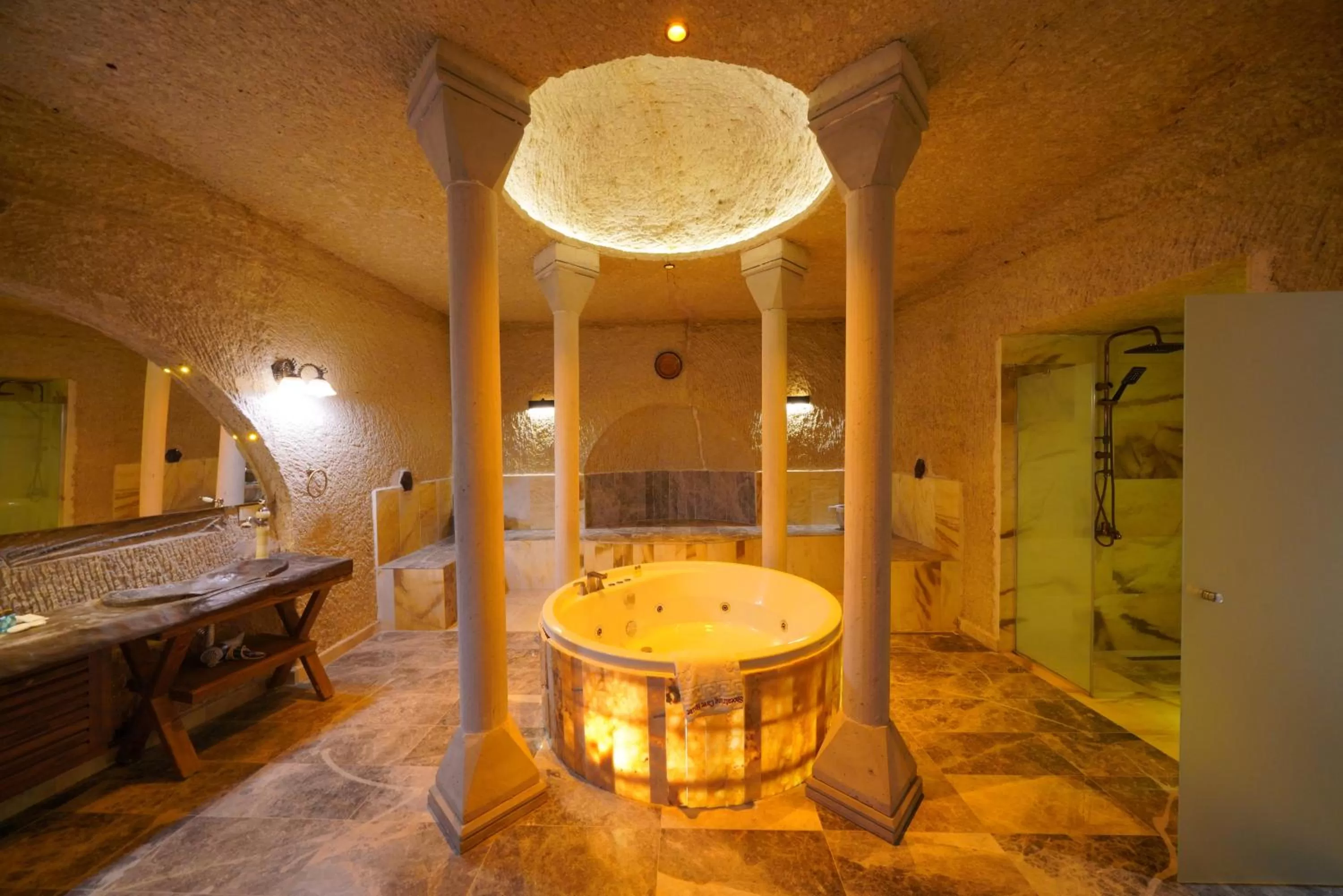 Hot Tub in Shoestring Cave House