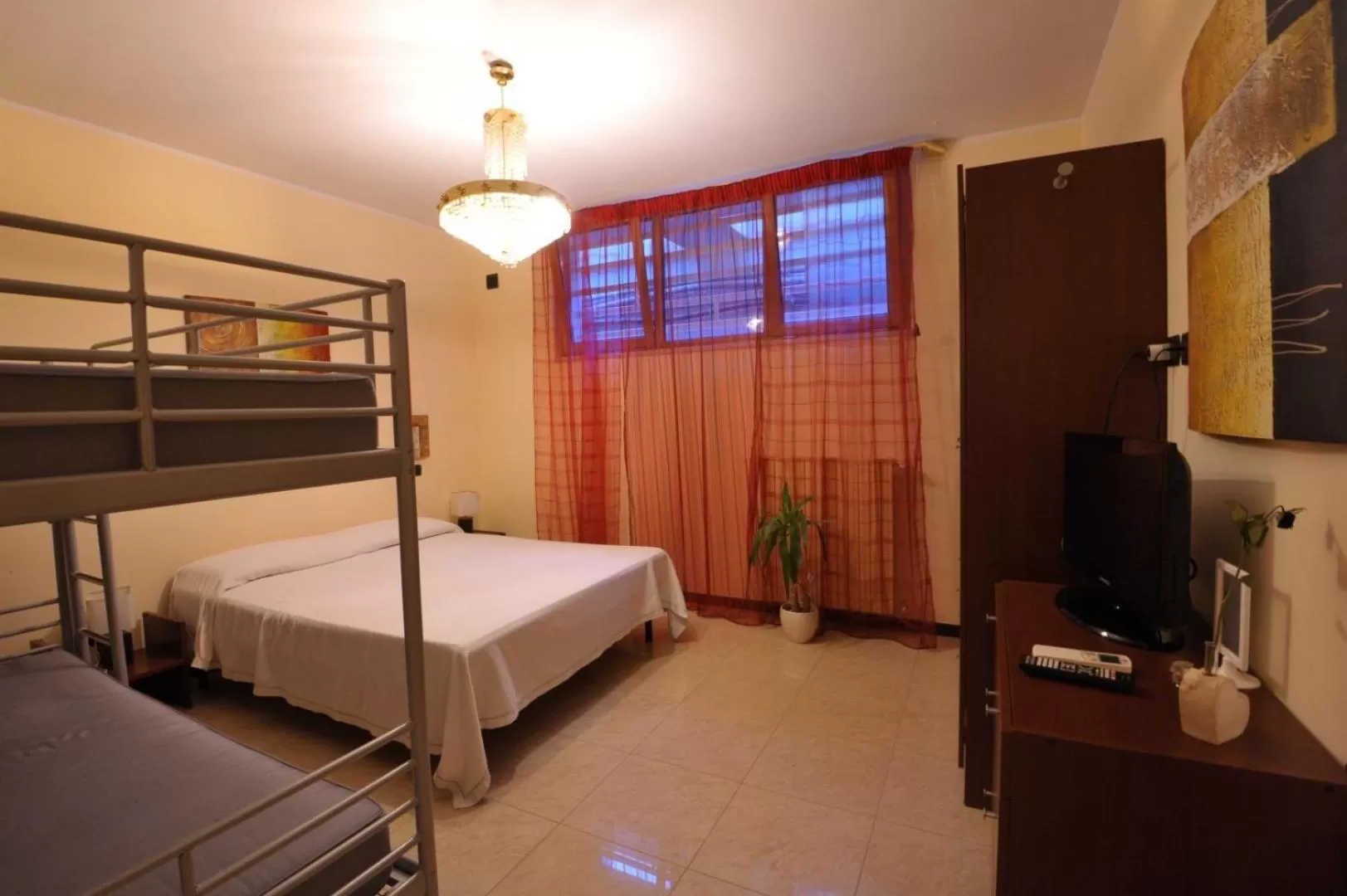 Photo of the whole room in Le Mediterranee