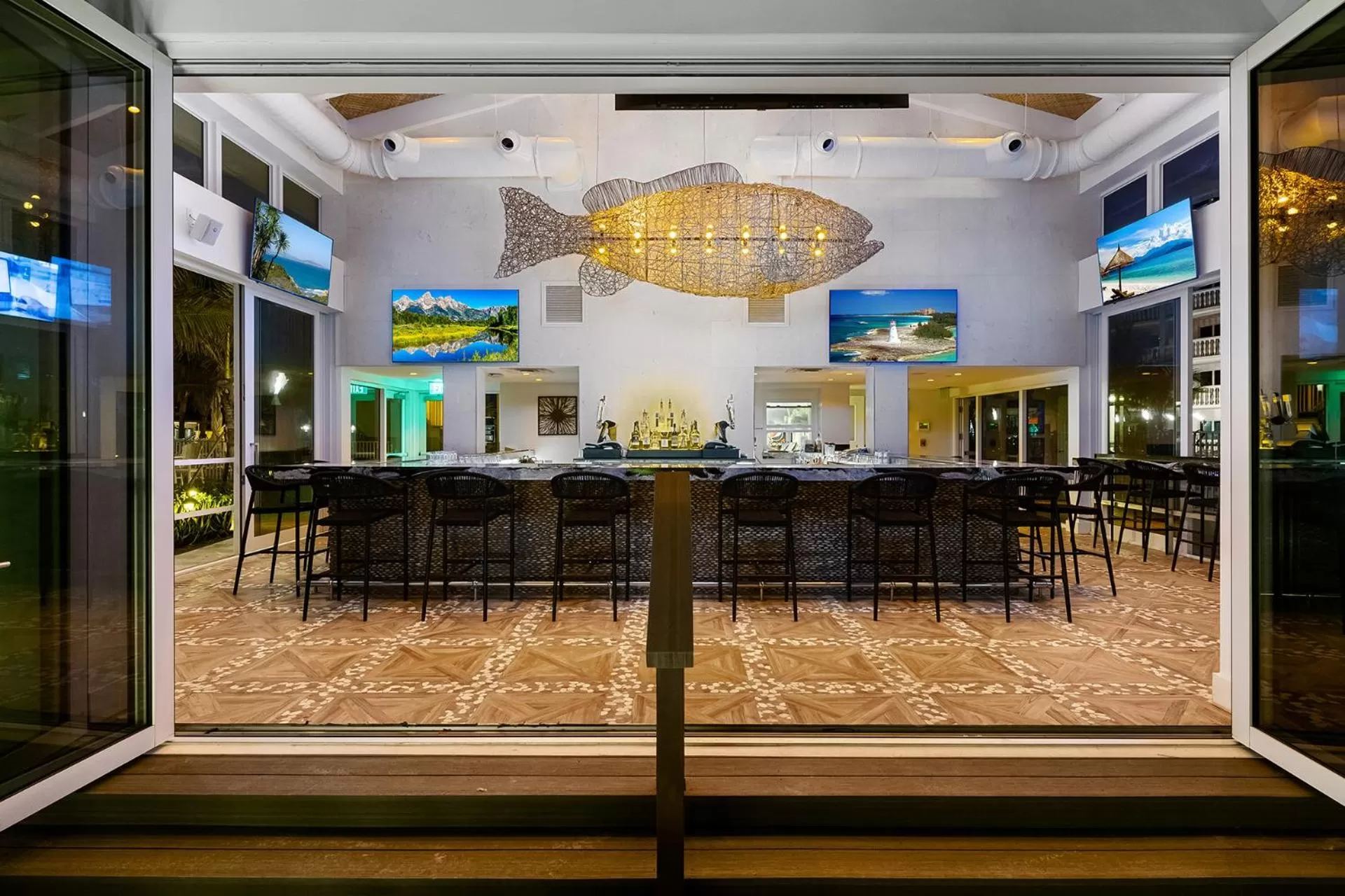 Restaurant/Places to Eat in Beachcomber Resort & Club