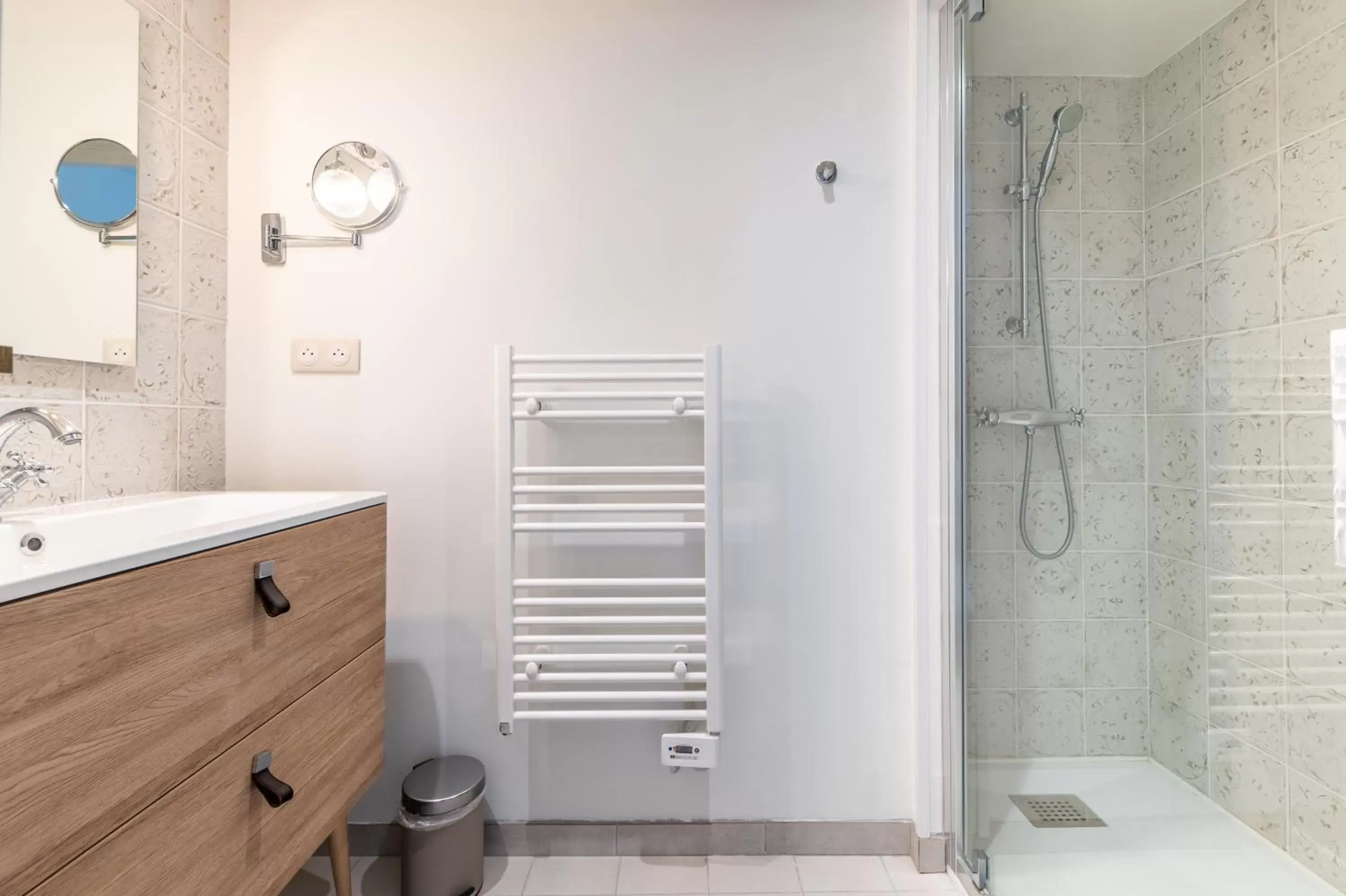 Shower, Bathroom in Hôtel Échappée en Baie - Parking privé gratuit