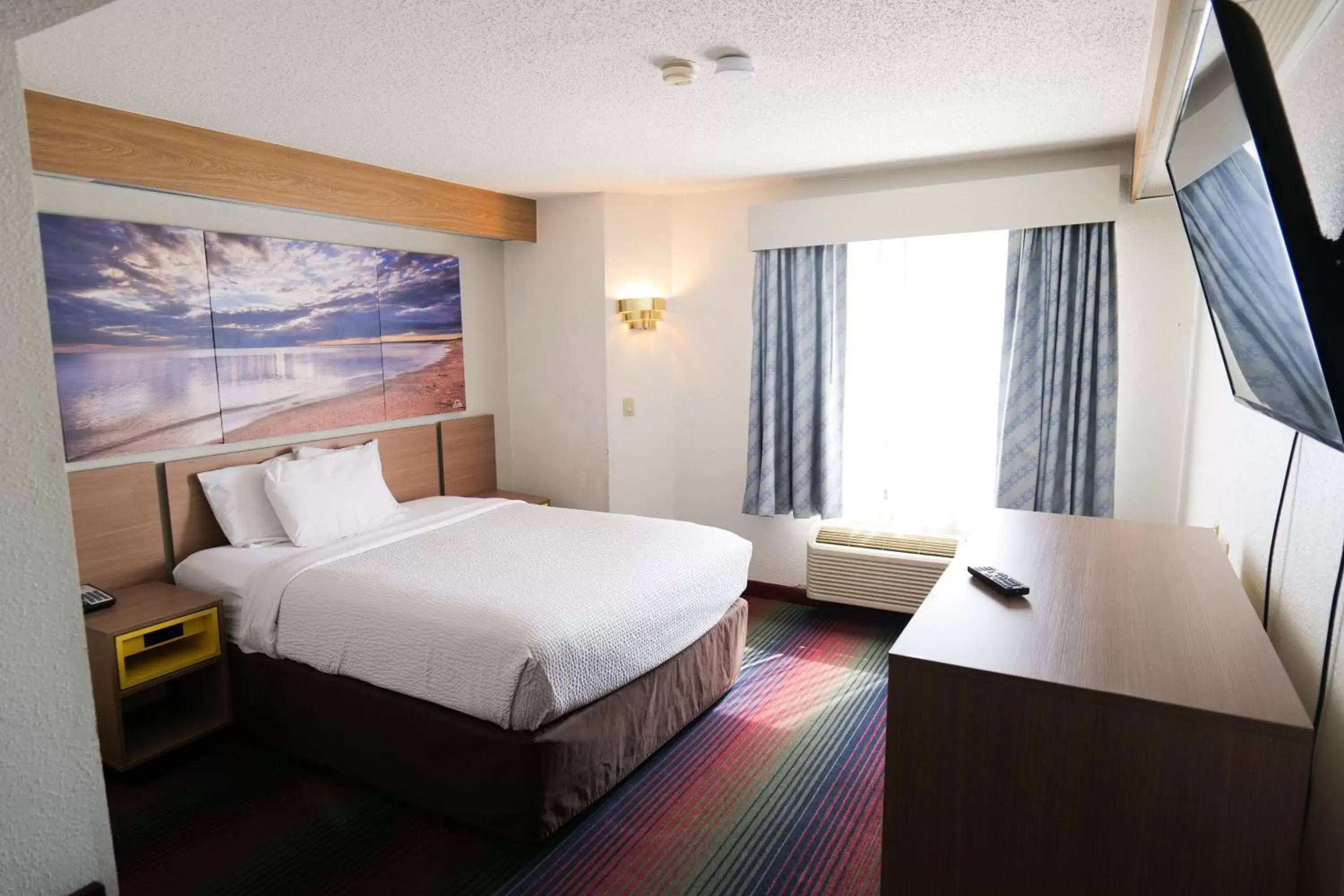 Photo of the whole room, Bed in Days Inn by Wyndham Flint/Bishop International Airport