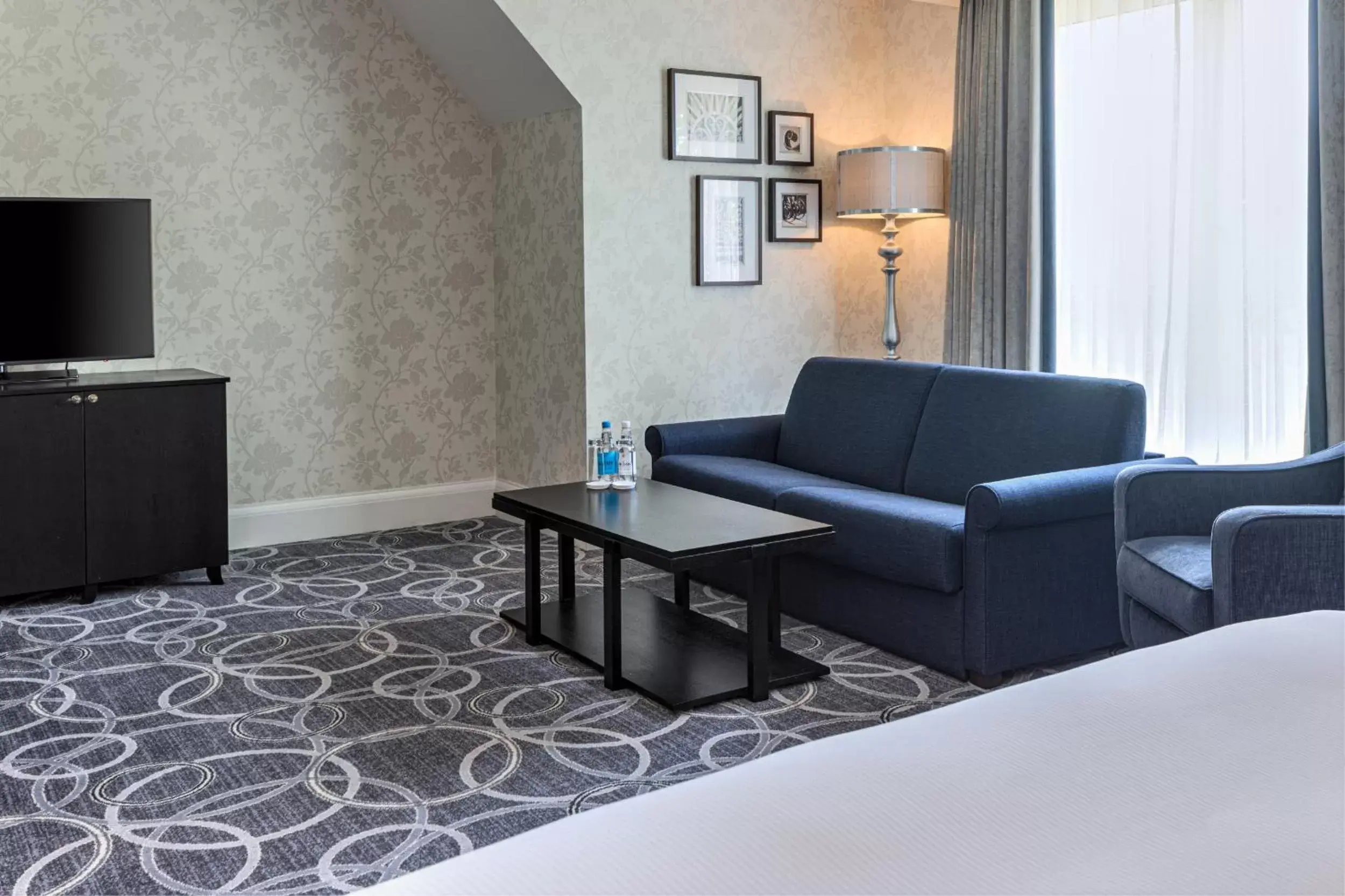 Bed, Seating Area in DoubleTree by Hilton St. Anne's Manor