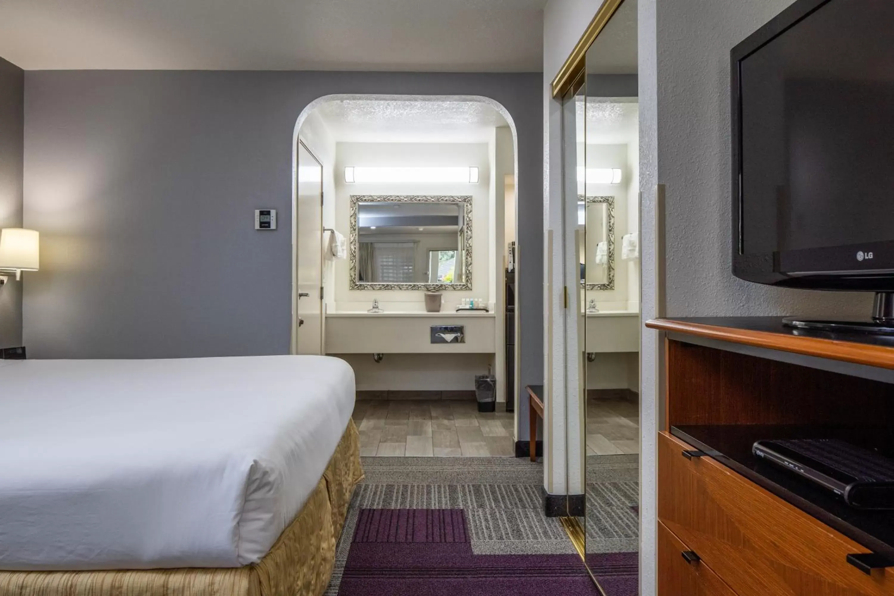 Bed, TV/Entertainment Center in Atherton Park Inn and Suites