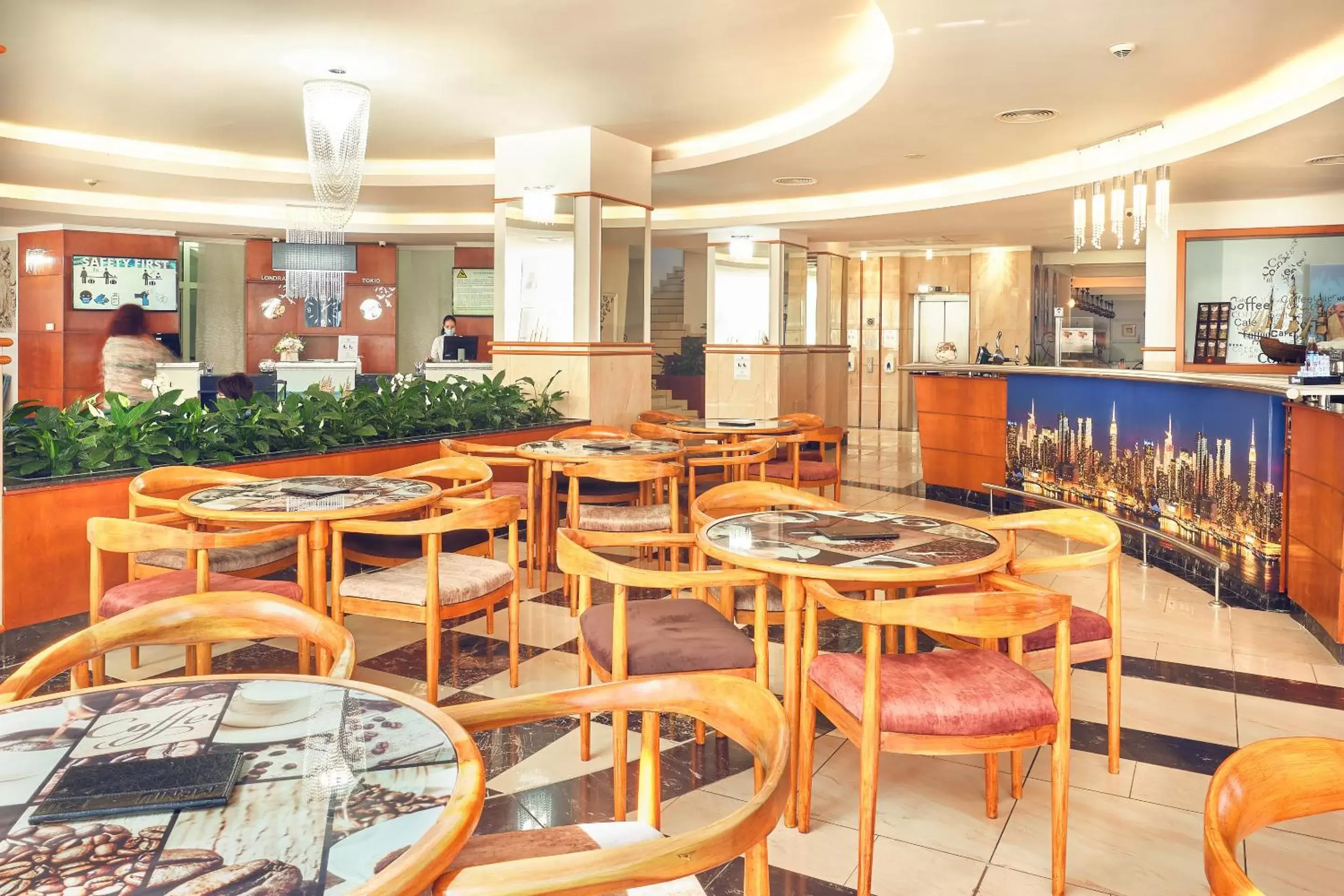 Lounge or bar, Restaurant/Places to Eat in Continental Forum Constanta