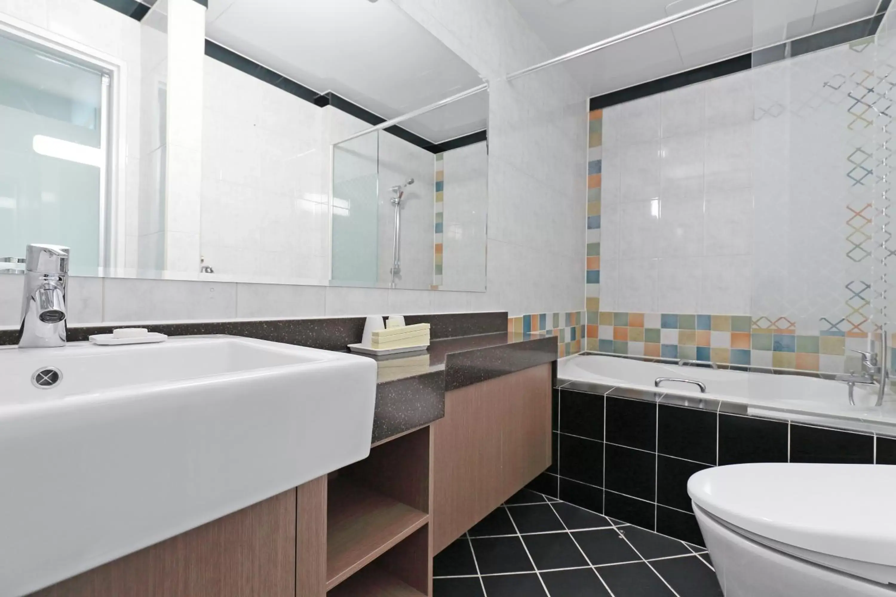 Shower, Bathroom in Benikea Swiss Rosen Hotel