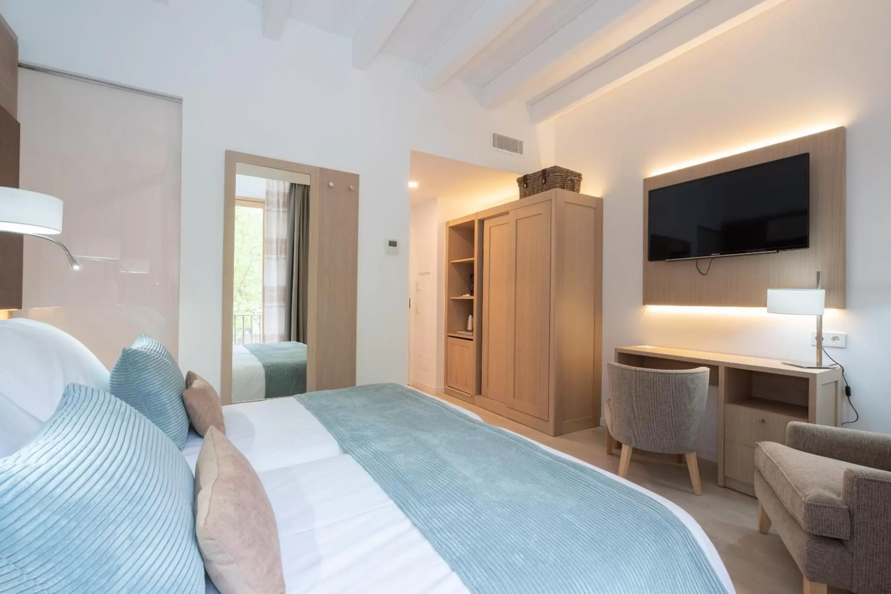 Photo of the whole room, Bed in Soller Plaza