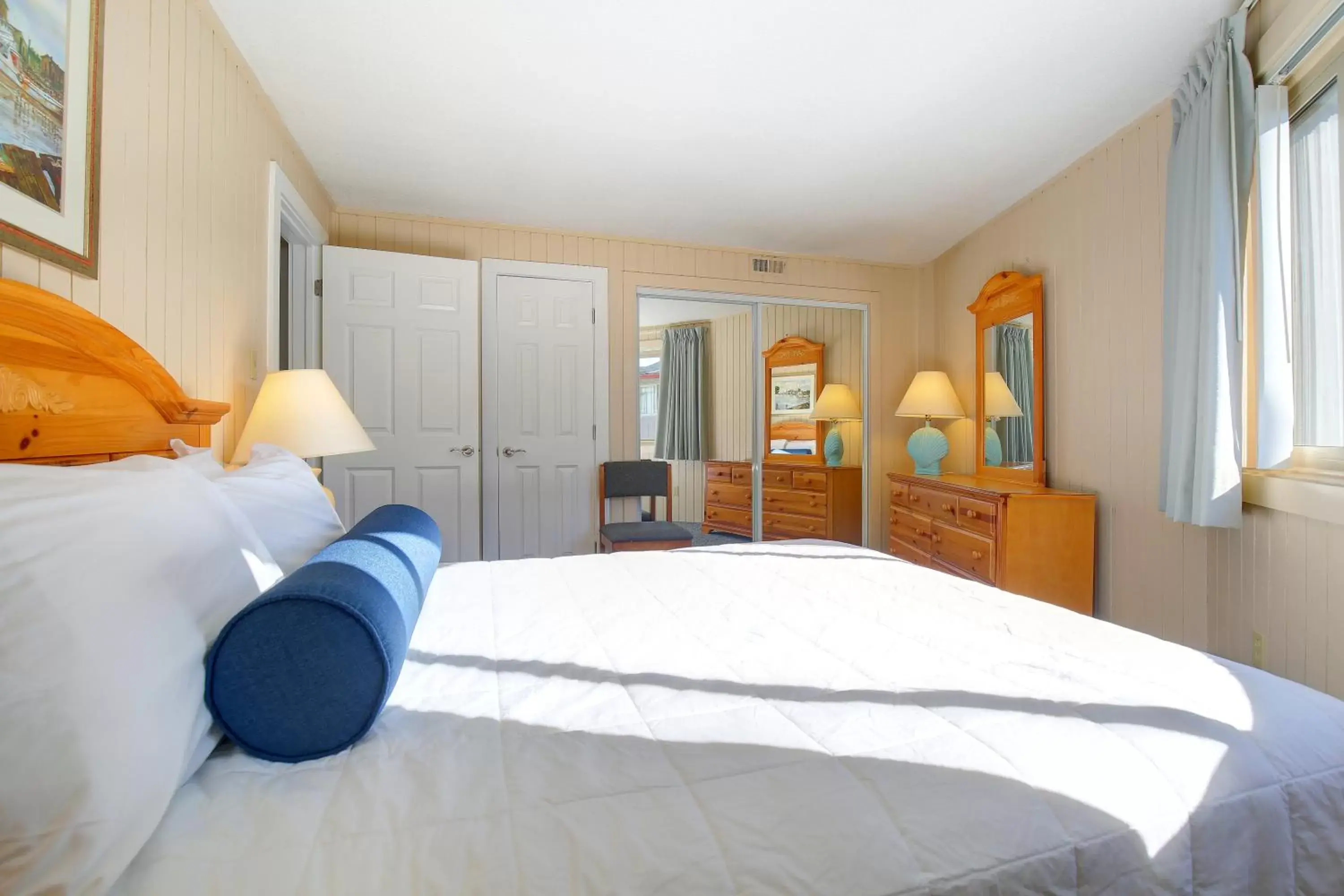 Bedroom, Bed in Outer Banks Beach Club