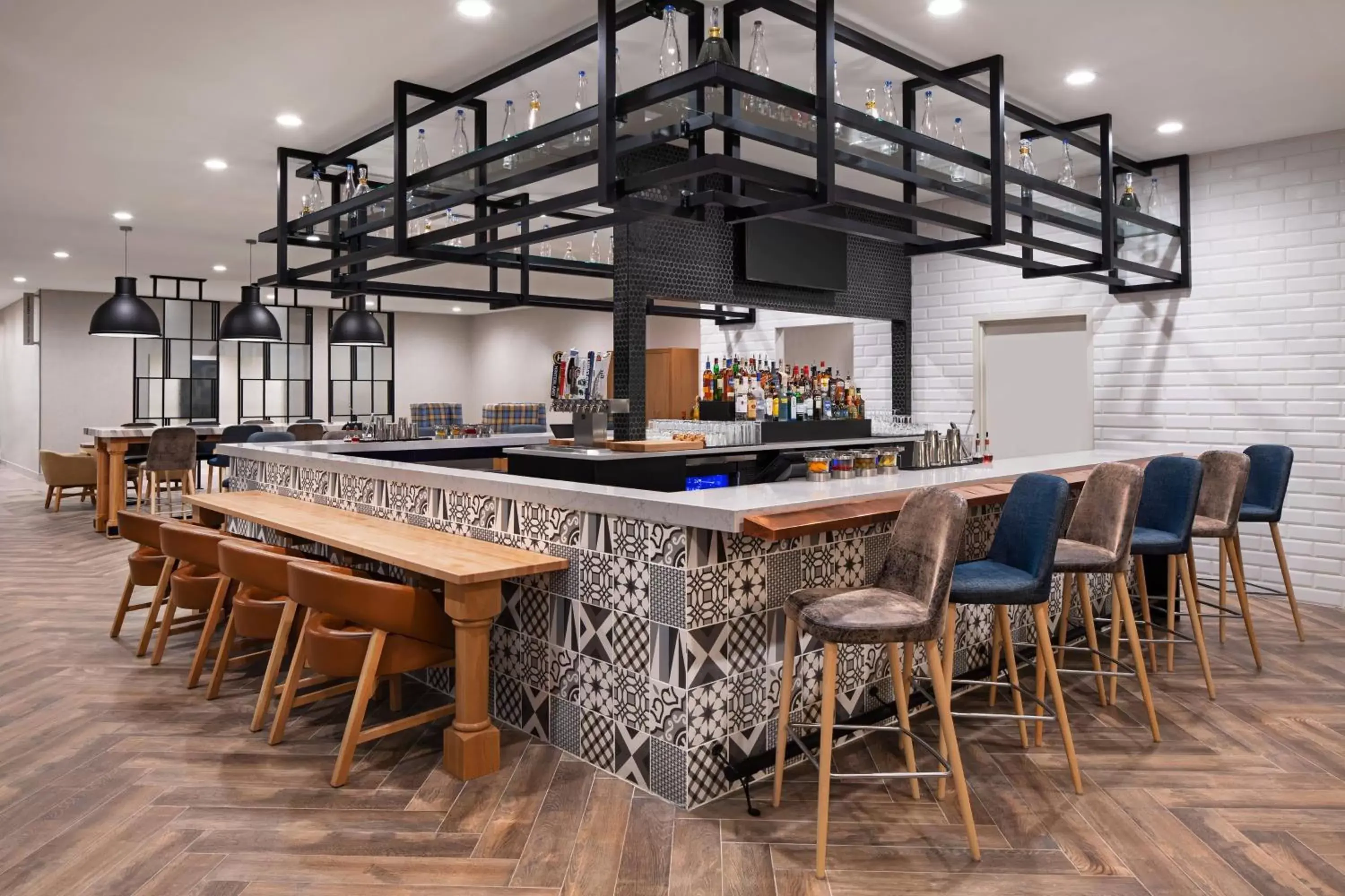 Kitchen or kitchenette, Lounge/Bar in Delta Hotels by Marriott Green Bay
