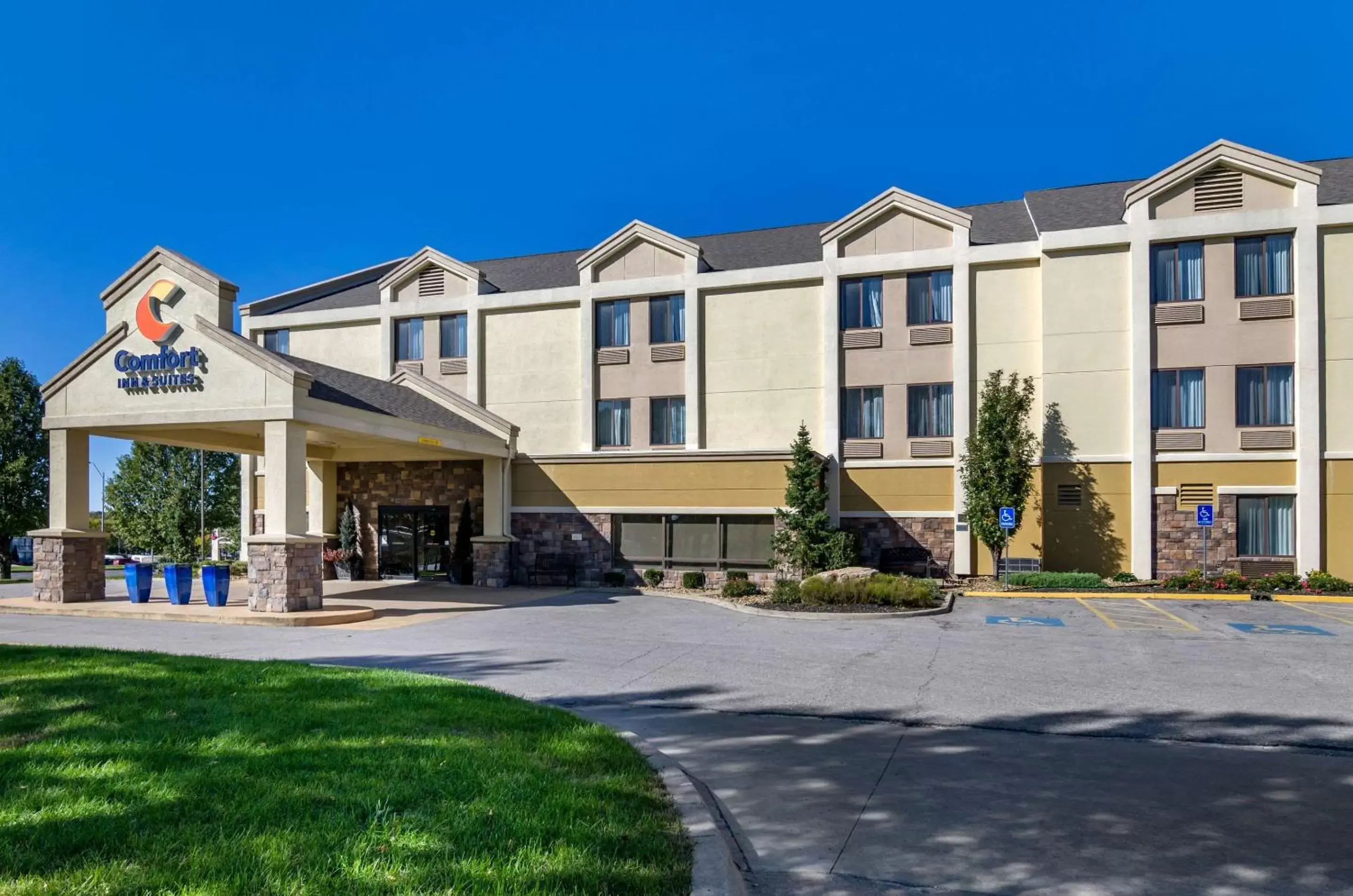 Property Building in Comfort Inn & Suites Near Worlds of Fun