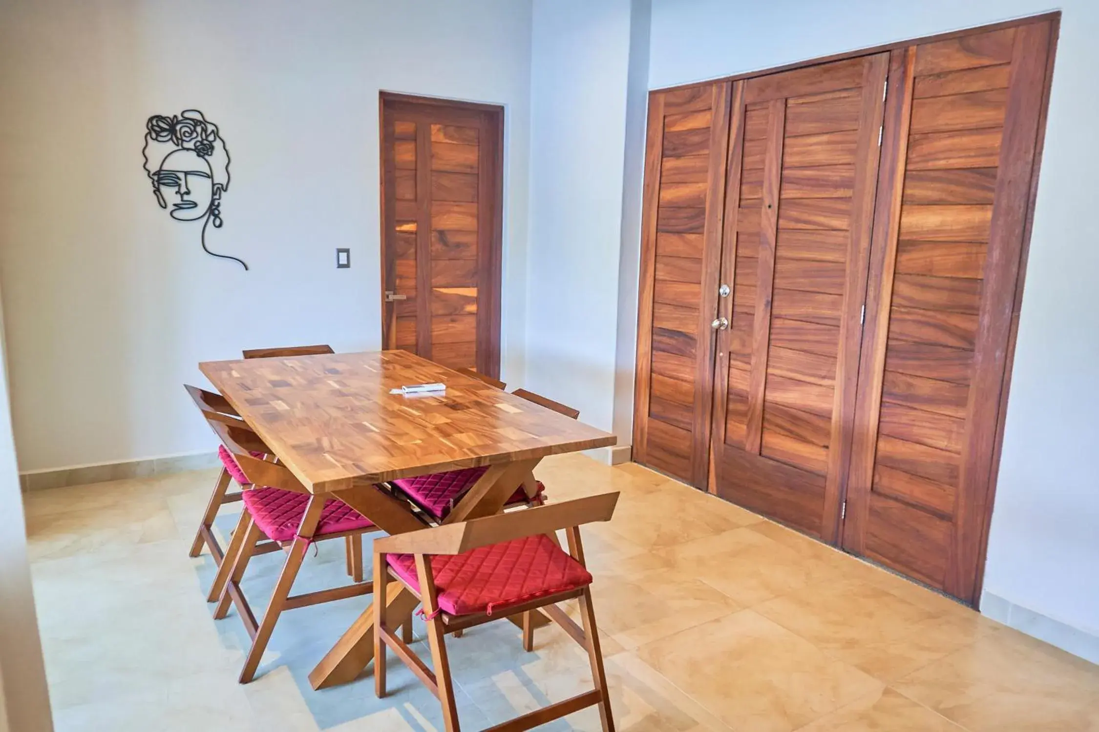 kitchen, Dining Area in Hotel Casa Justina