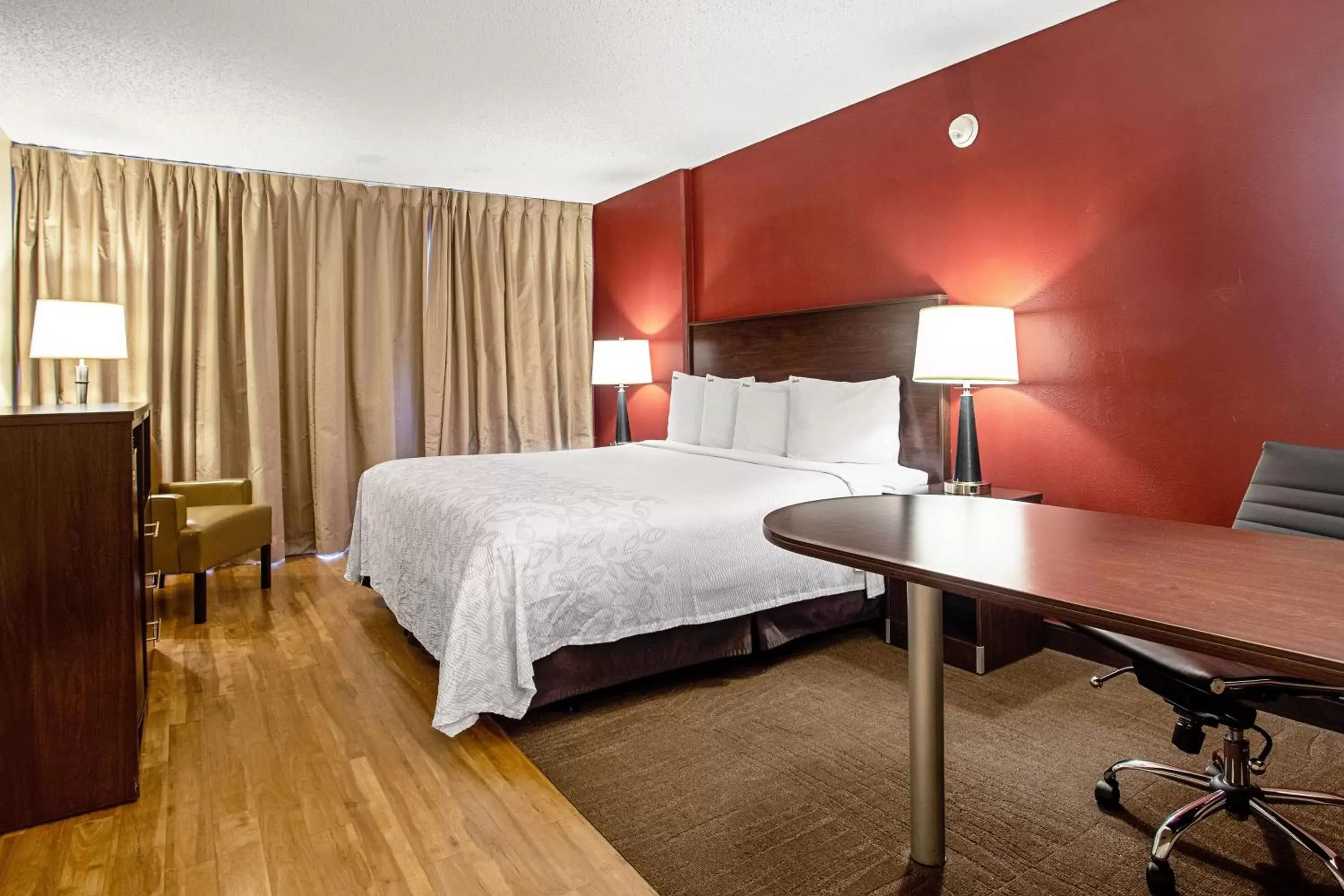 Bedroom, Bed in Red Roof Inn PLUS+ Wichita East