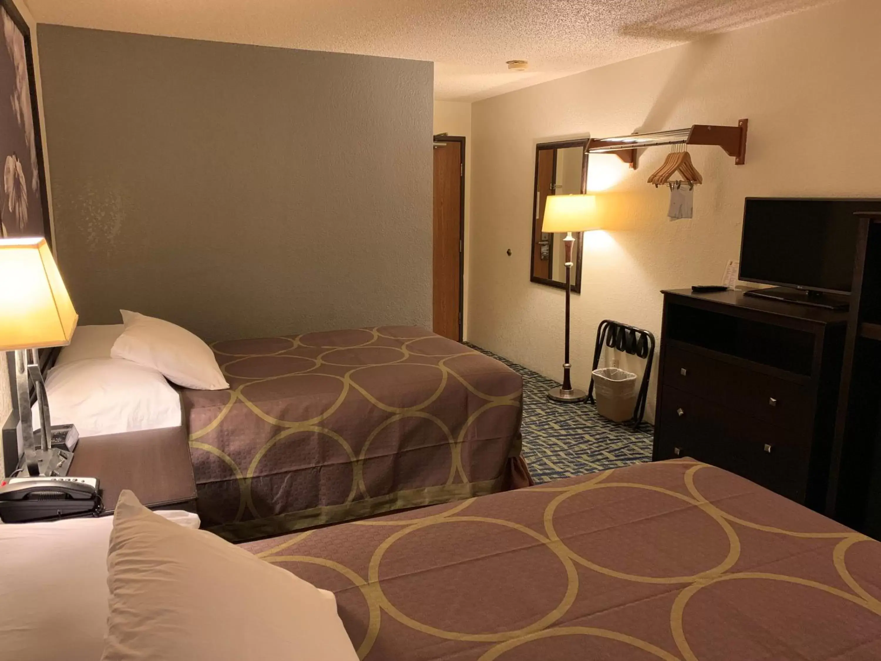 Photo of the whole room, Bed in Super 8 by Wyndham Shakopee