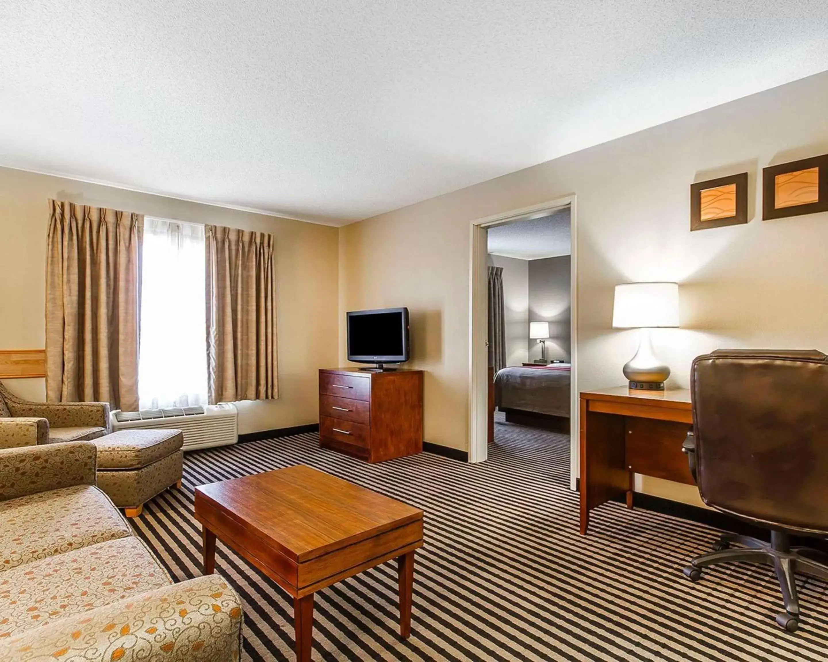 Photo of the whole room, Seating Area in Comfort Inn Owatonna near Medical Center