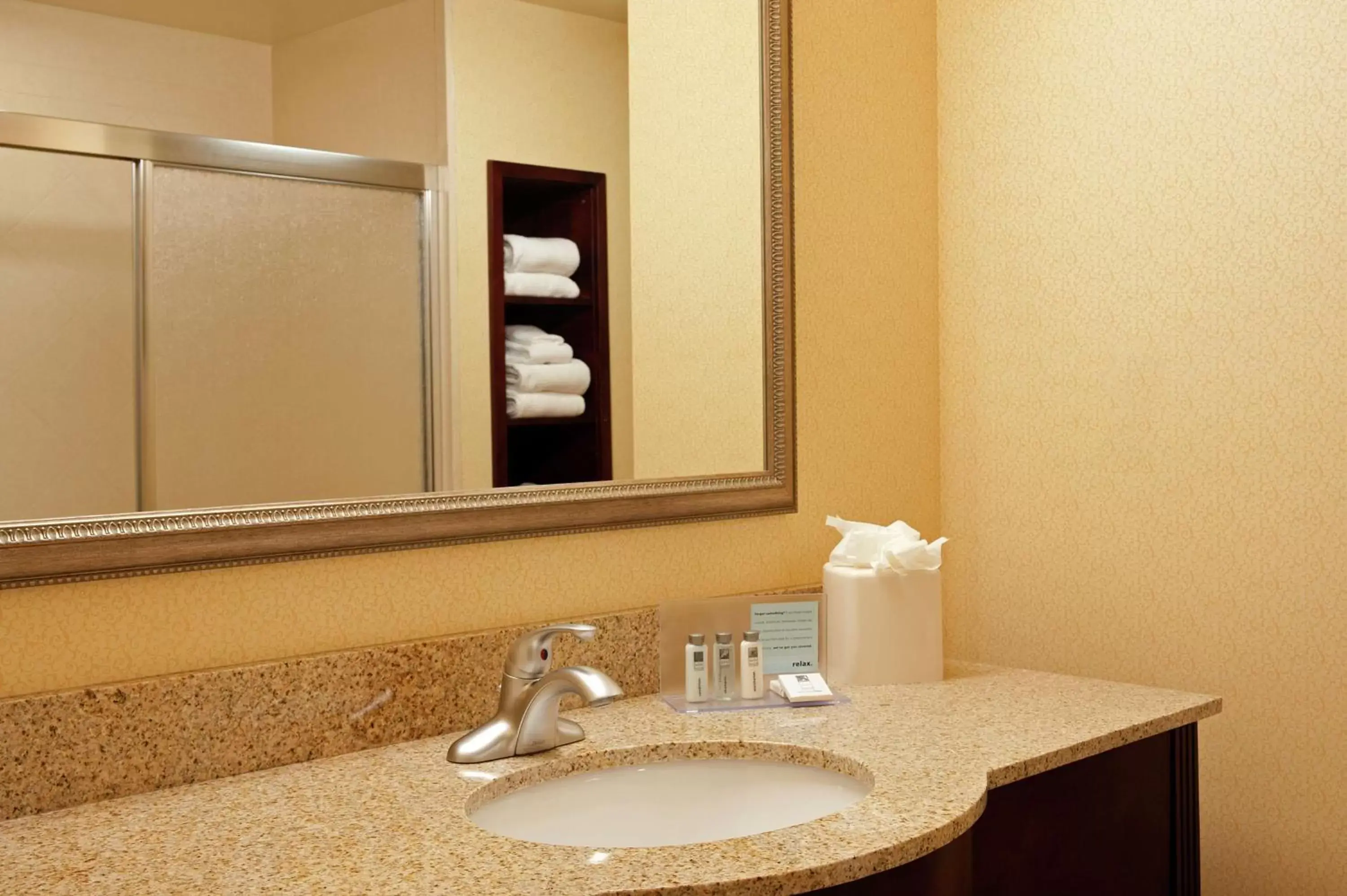 Bathroom in Hampton Inn & Suites Indianapolis-Airport