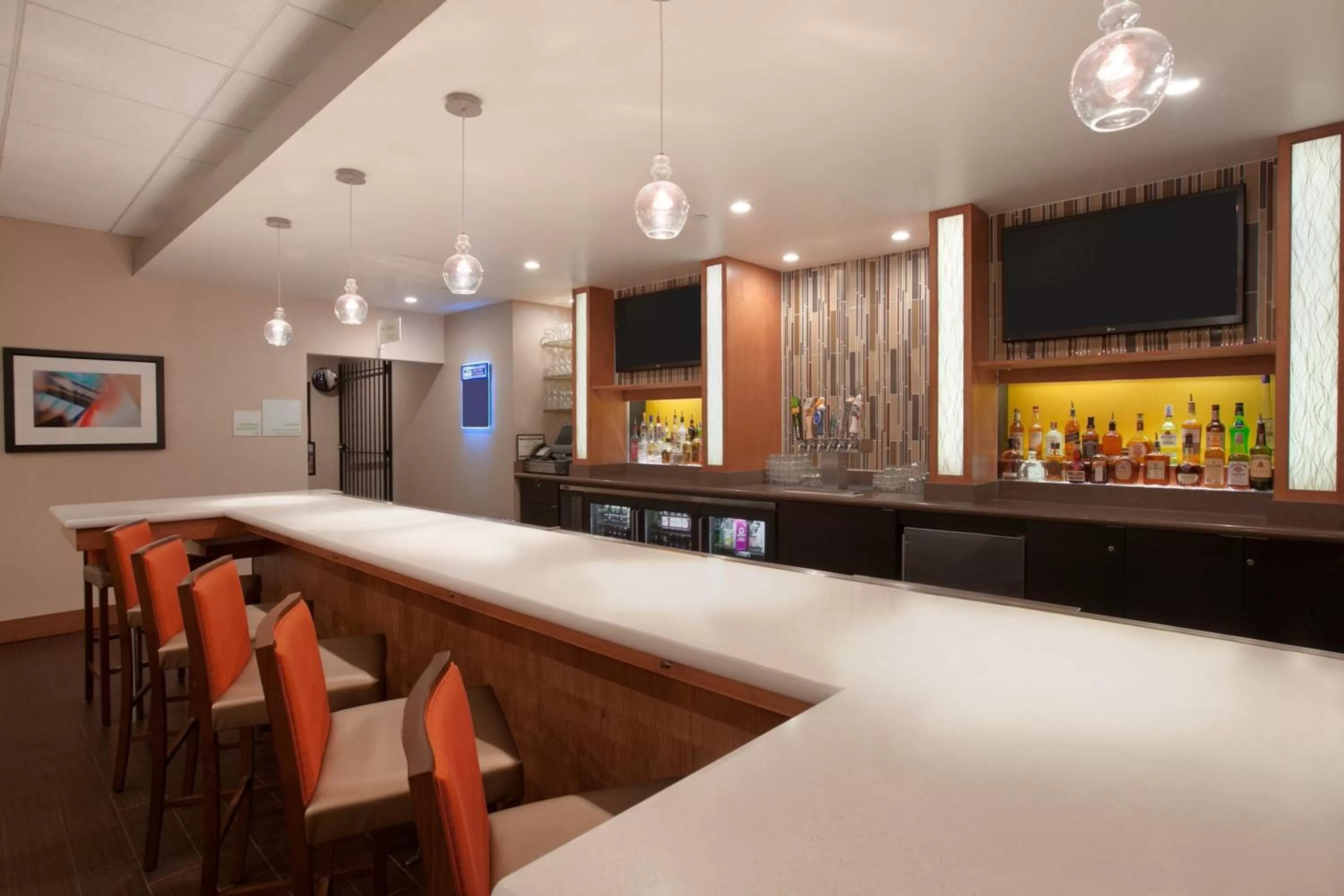 Lounge or bar in Holiday Inn Portland-Airport I-205 by IHG
