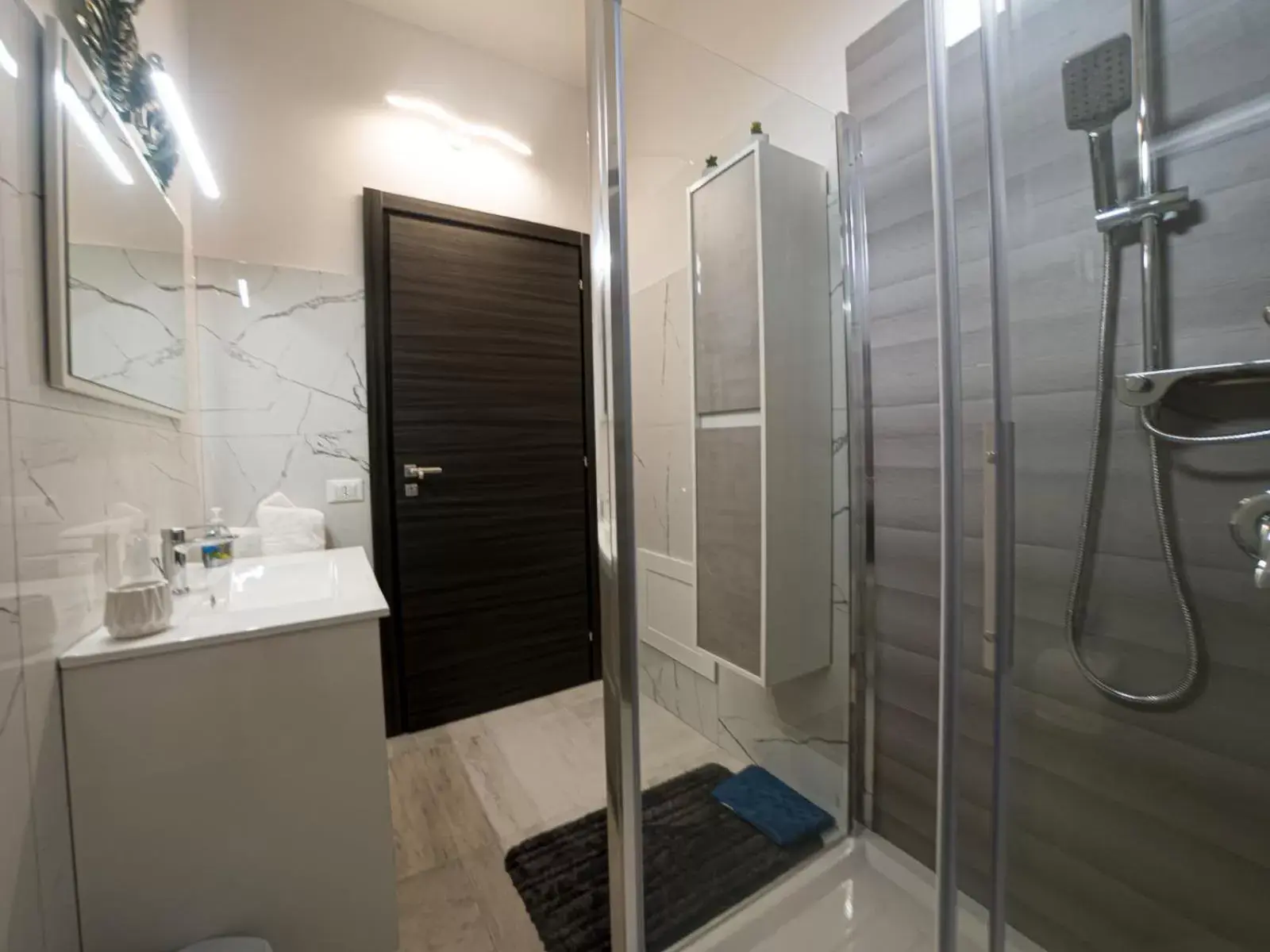 Shower, Bathroom in Deep Sea Residence