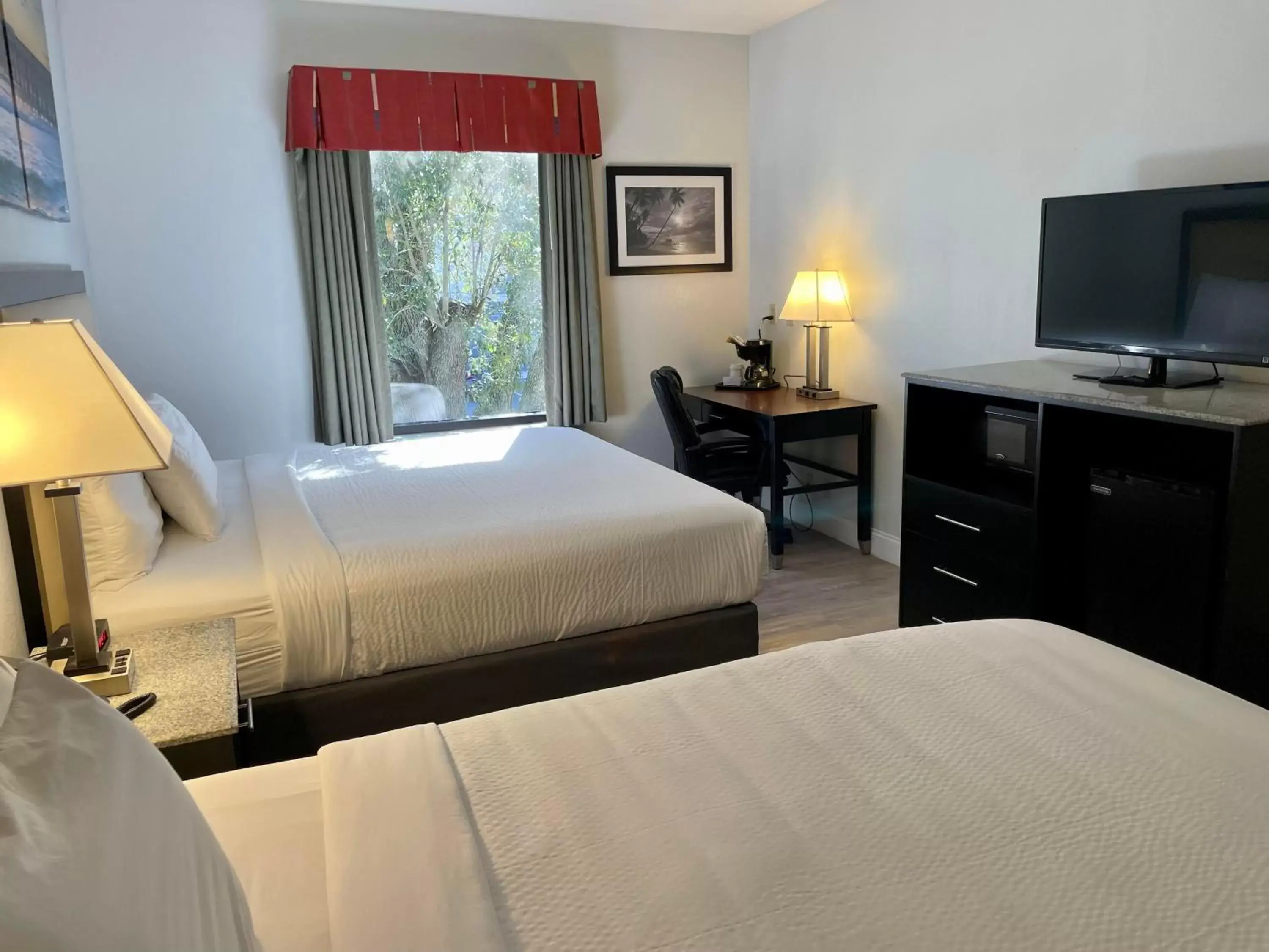 TV and multimedia, Bed in Days Inn & Suites by Wyndham Lakeland