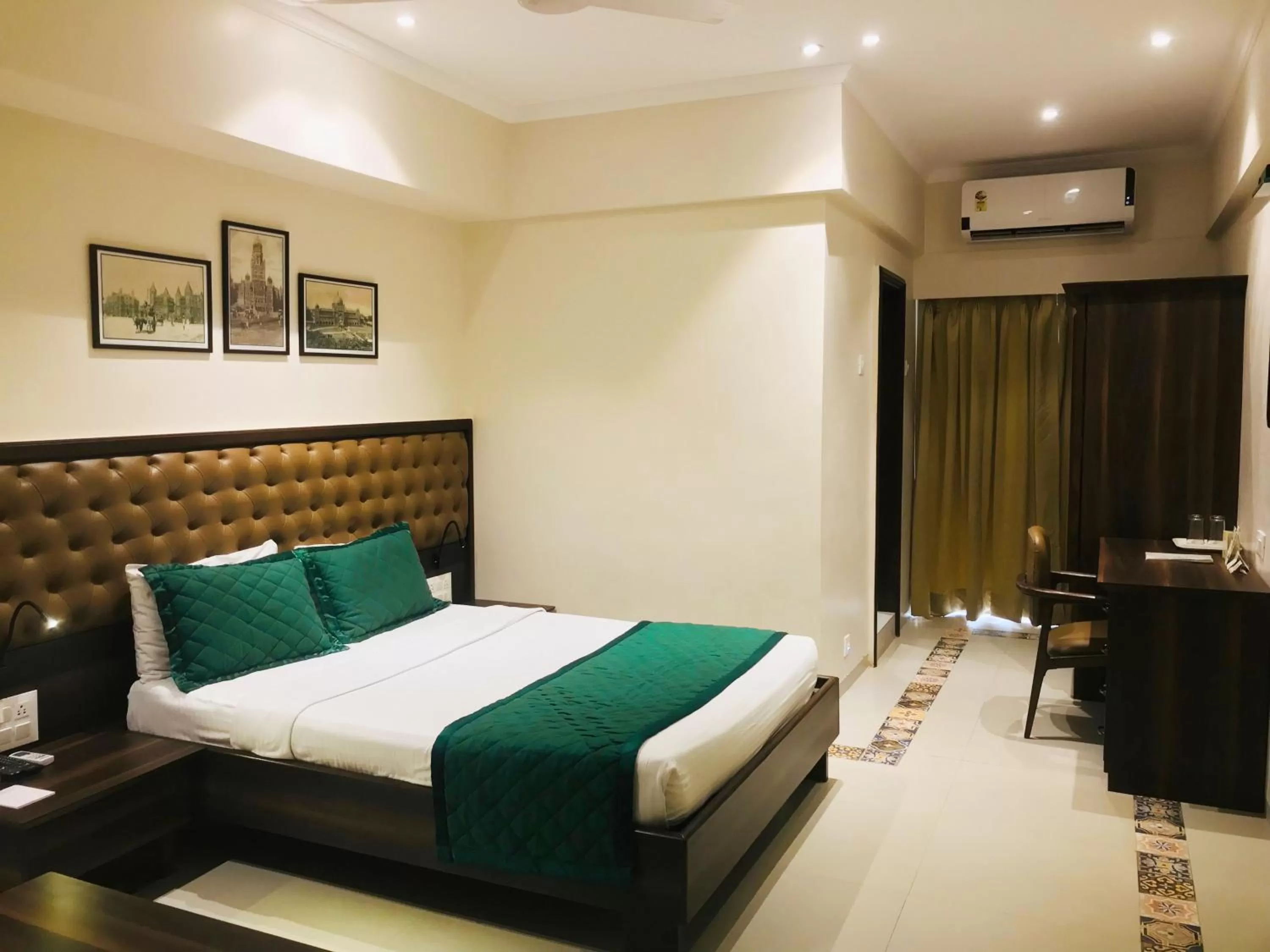 Bedroom, Bed in West End Hotel Opp Bombay Hospital