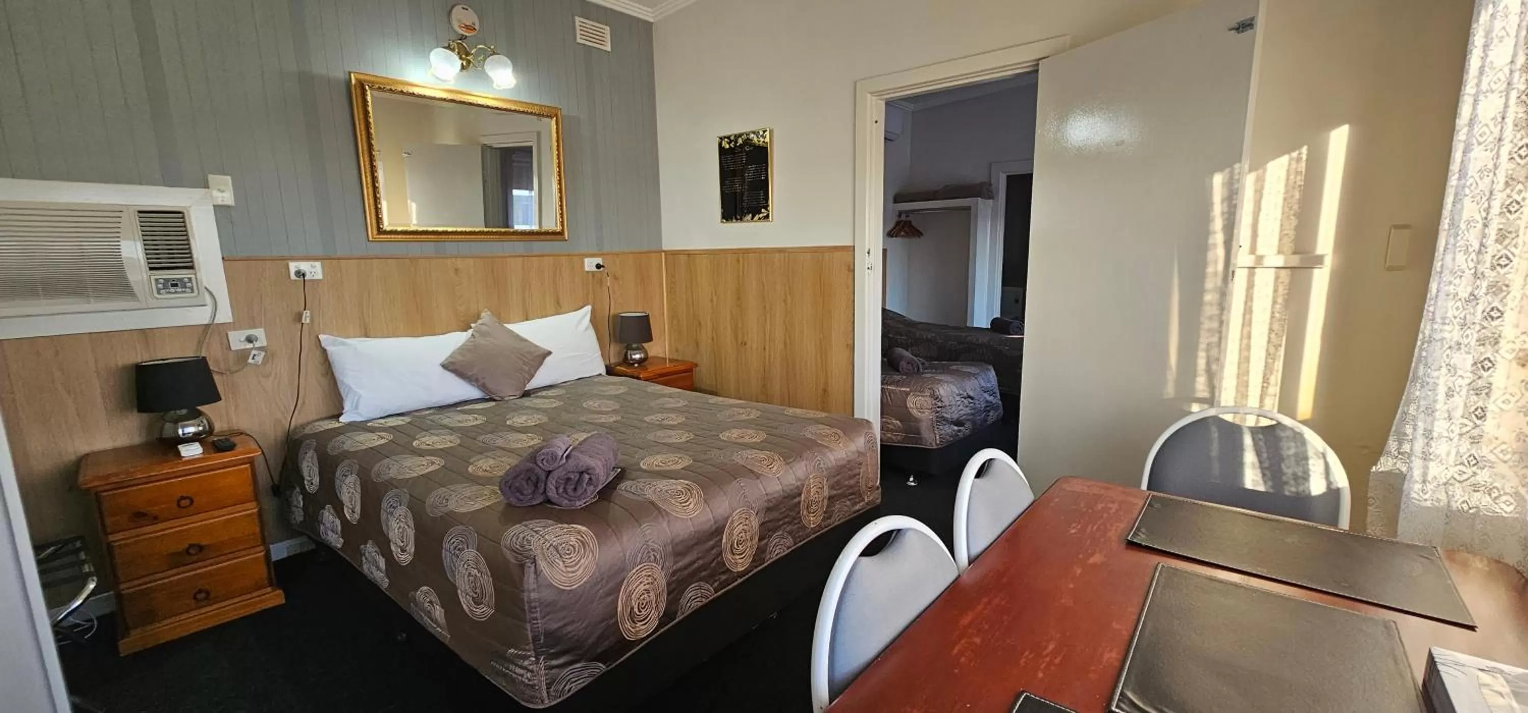 Bedroom, Bed in Blue Lake Motel