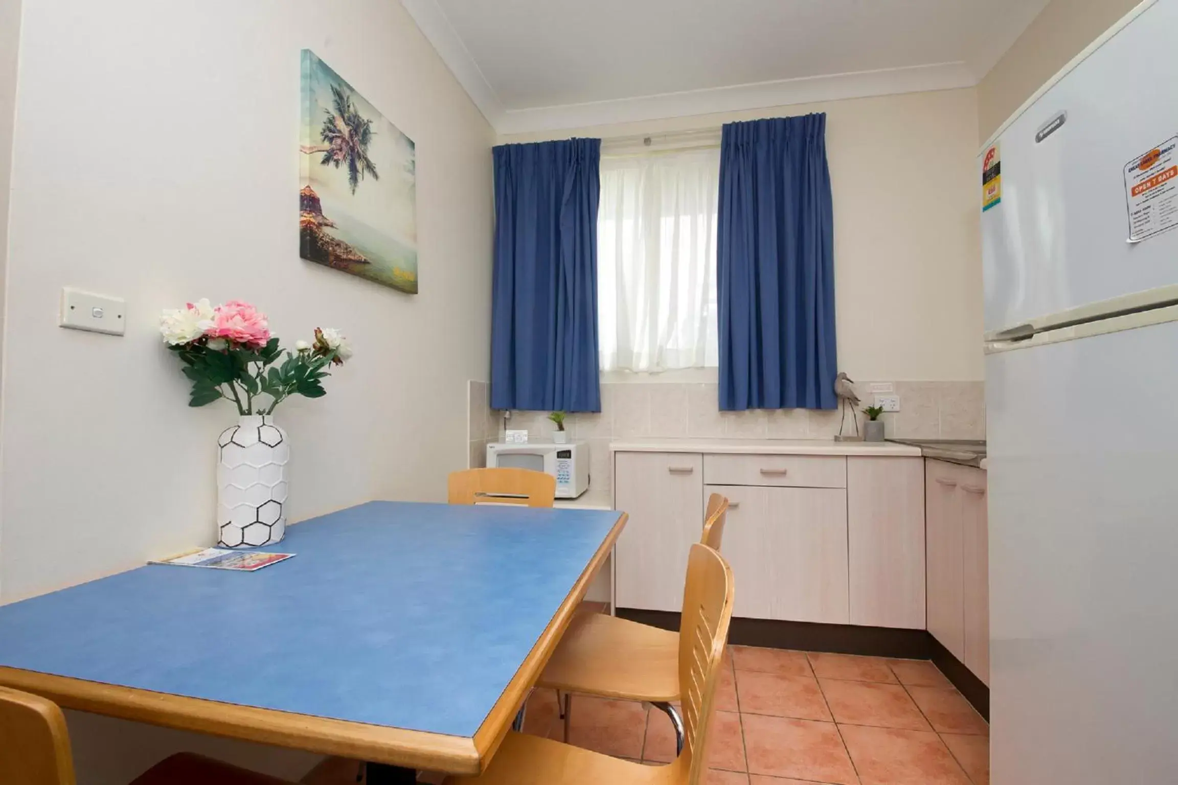 Kitchen or kitchenette, Dining Area in Tuncurry Beach Motel